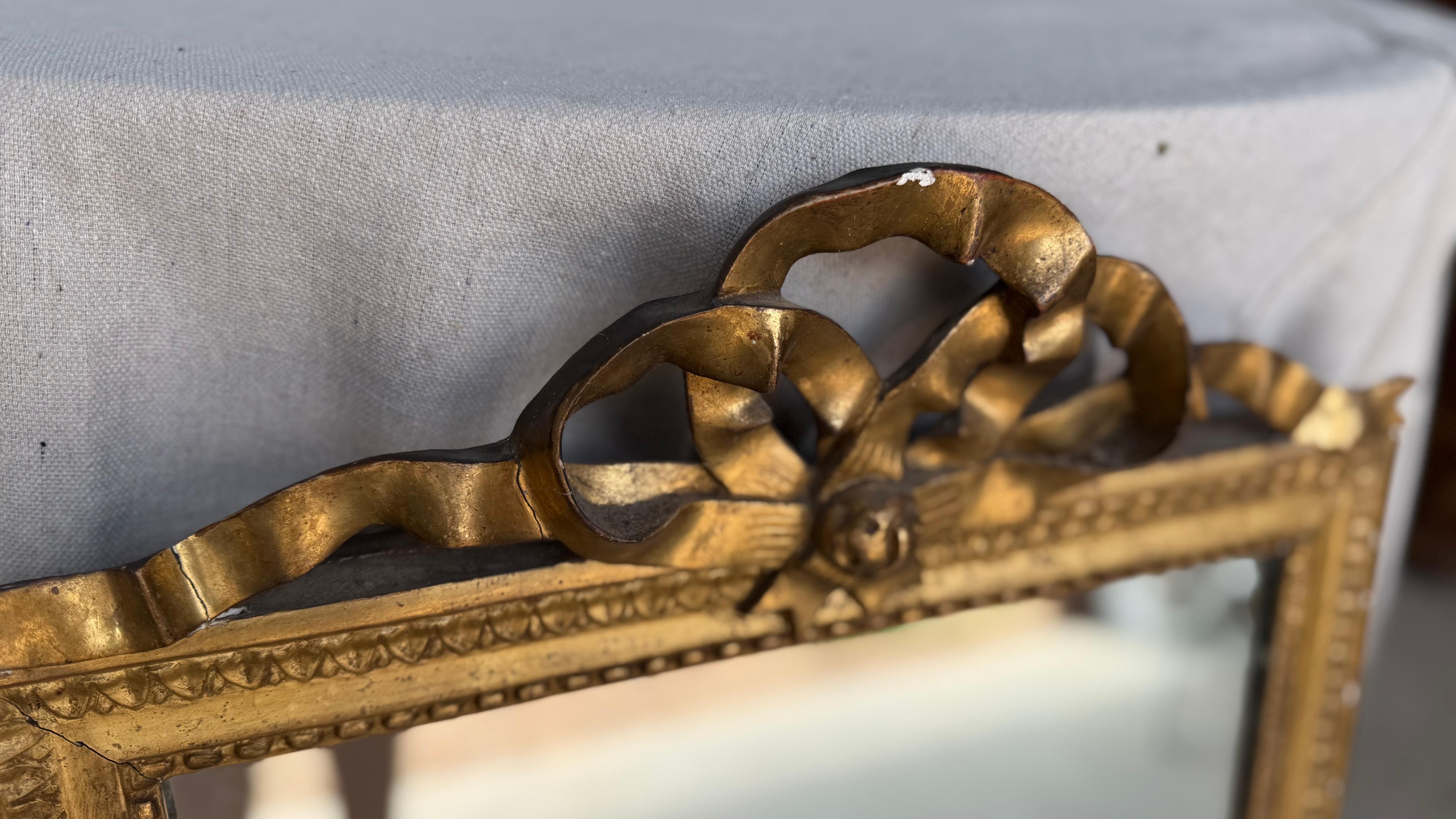 Exquis miroir de mariage doré français du XVIIIe siècle, richement sculpté à la main dans le bois et fini avec la dorure à l'eau d'origine. Cette pièce de cérémonie était traditionnellement offerte aux jeunes mariés comme symbole de prospérité et de