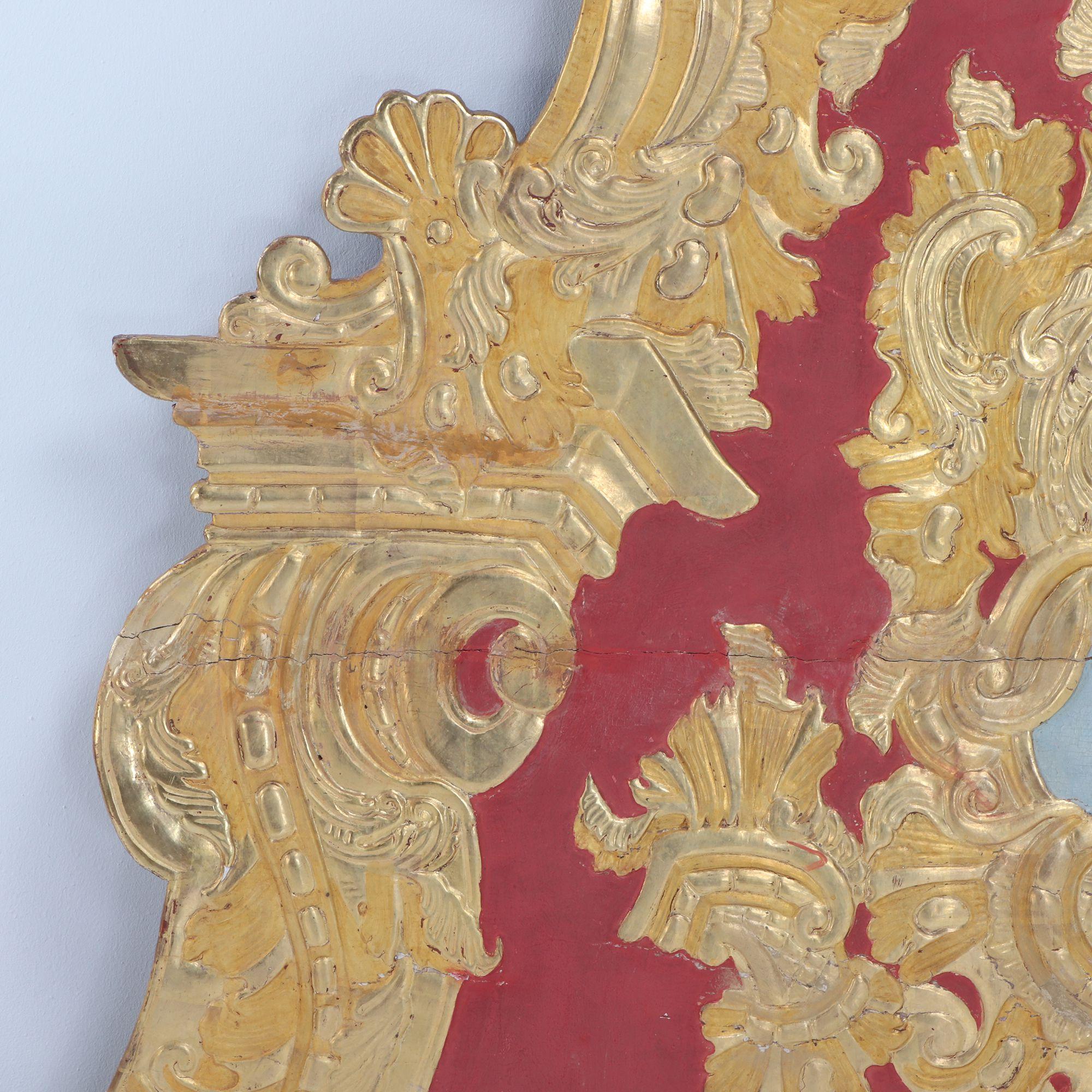 Vergoldetes und bemaltes Kopfteil für Königin aus dem 18. (18. Jahrhundert und früher) im Angebot
