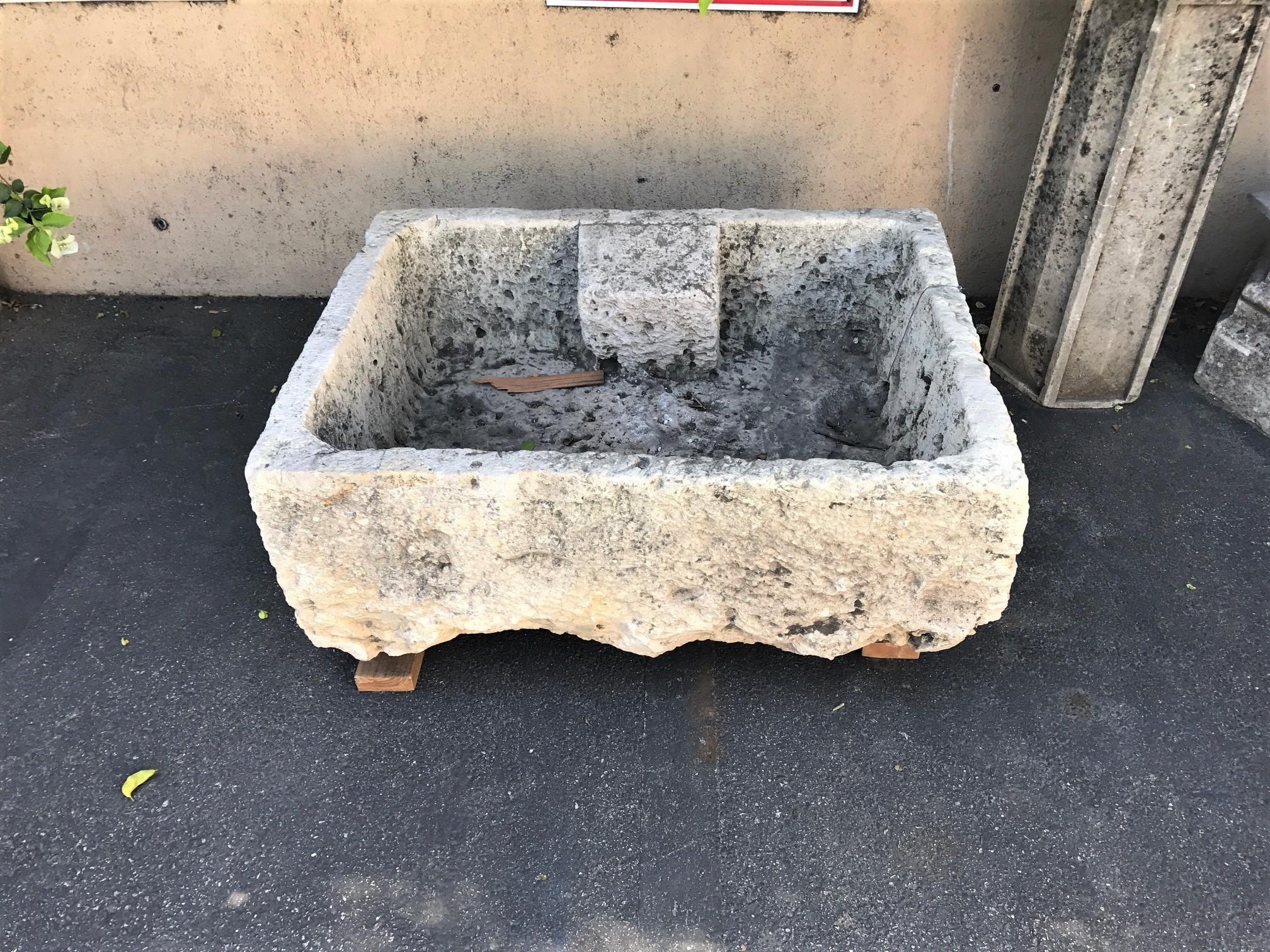 Handgeschnitzter Steinbehälter Trough Farm Sink Brunnen Basin Antiques LA Feuerkrug im Zustand „Gut“ im Angebot in West Hollywood, CA