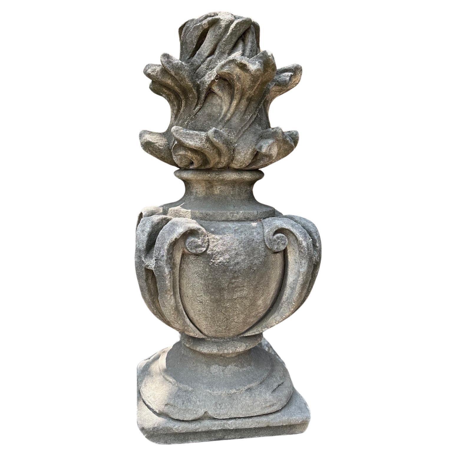A.I.C. Stone del 18° secolo scolpito a mano, elemento architettonico decorativo, fiamma antica