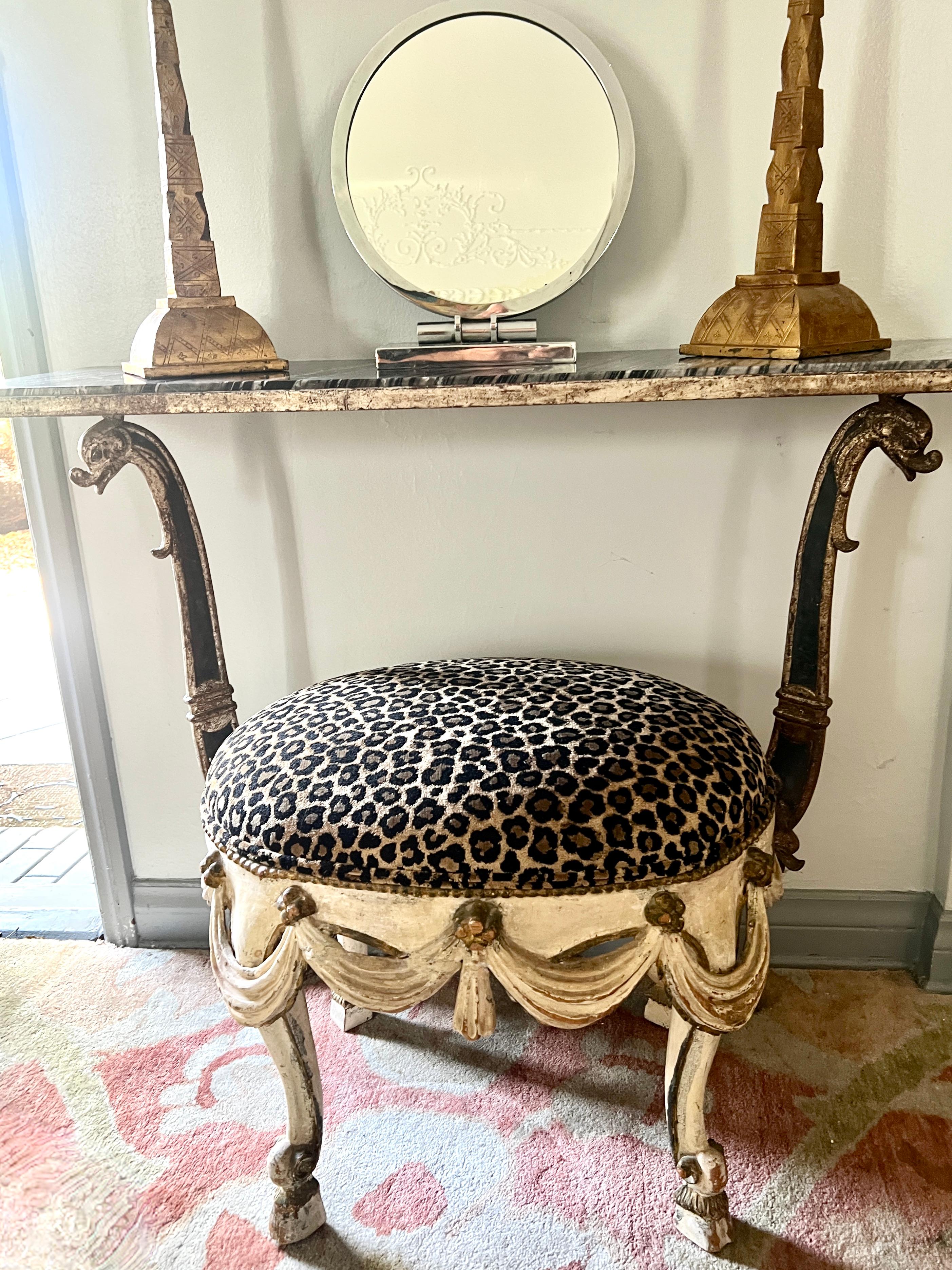 Un magnifique tabouret ou ottoman fortement patiné - sculpté à la main avec de grands détails ou une guirlande et des perles sur le dessus, avec des pieds en sabot.  Cette œuvre d'art du XVIIIe siècle a beaucoup d'histoires à raconter...

La patine