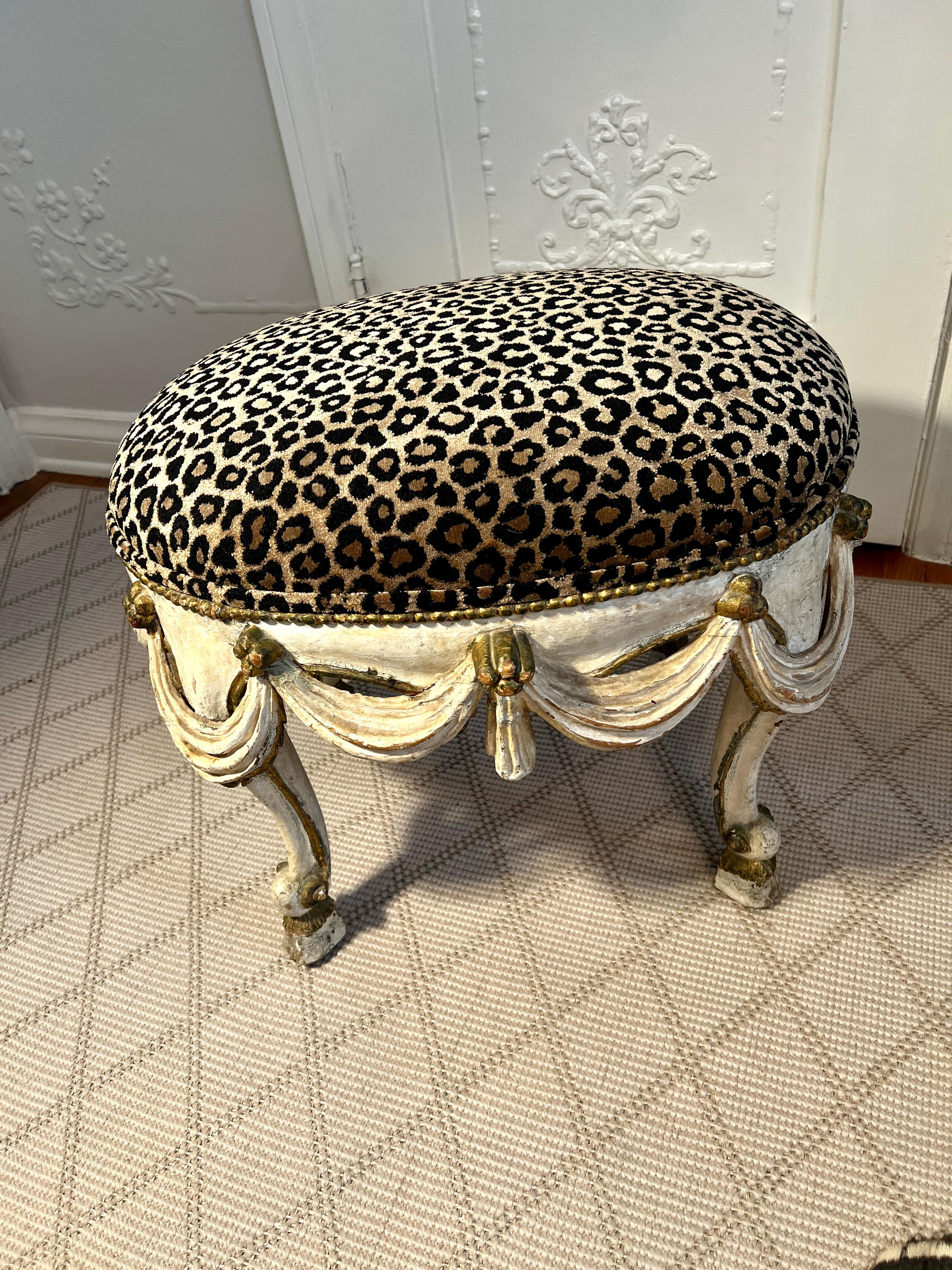 Français A.C.I.C. Tabouret en bois sculpté à la main en vente