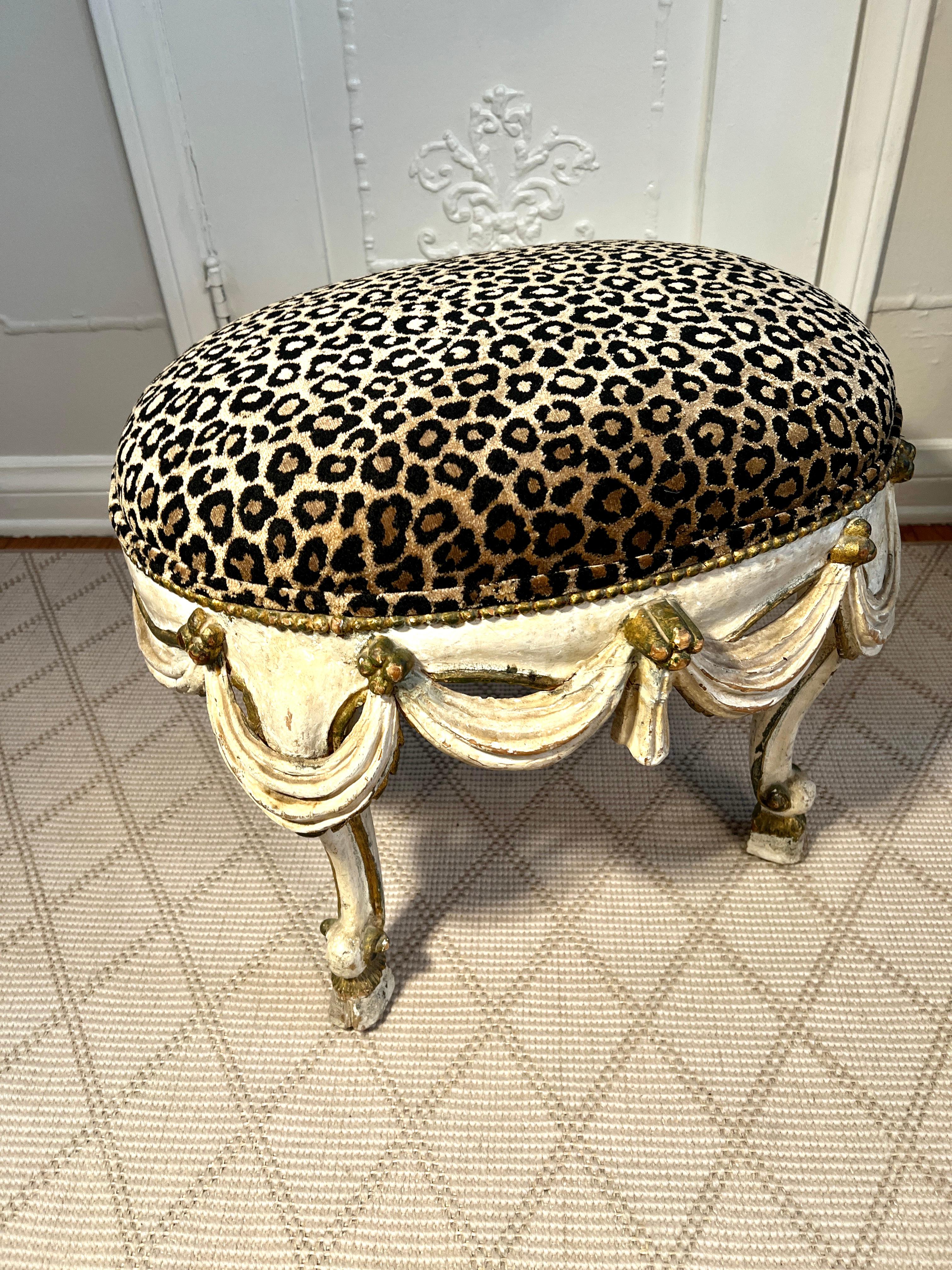Sculpté à la main A.C.I.C. Tabouret en bois sculpté à la main en vente