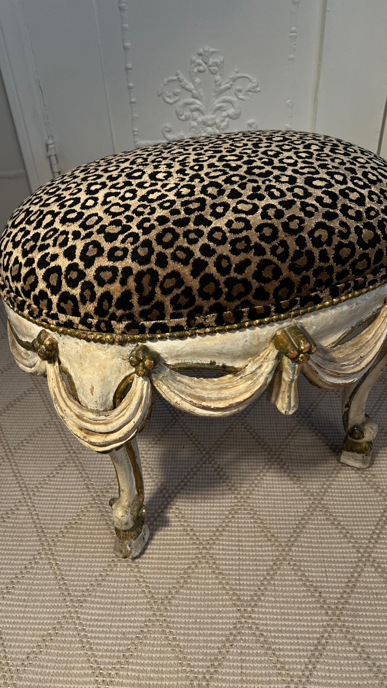 A.C.I.C. Tabouret en bois sculpté à la main Bon état - En vente à Los Angeles, CA
