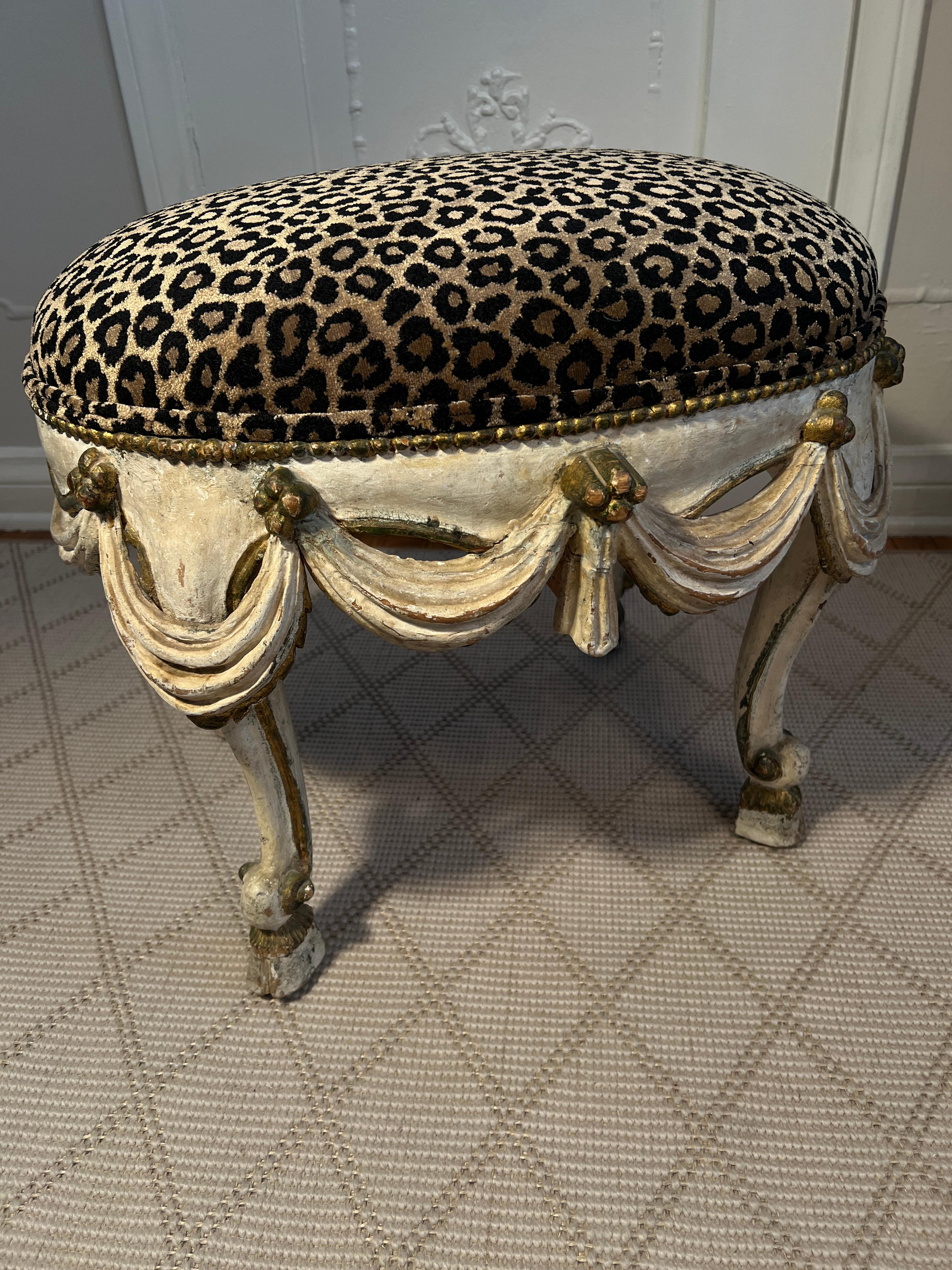 XVIIIe siècle et antérieur A.C.I.C. Tabouret en bois sculpté à la main en vente