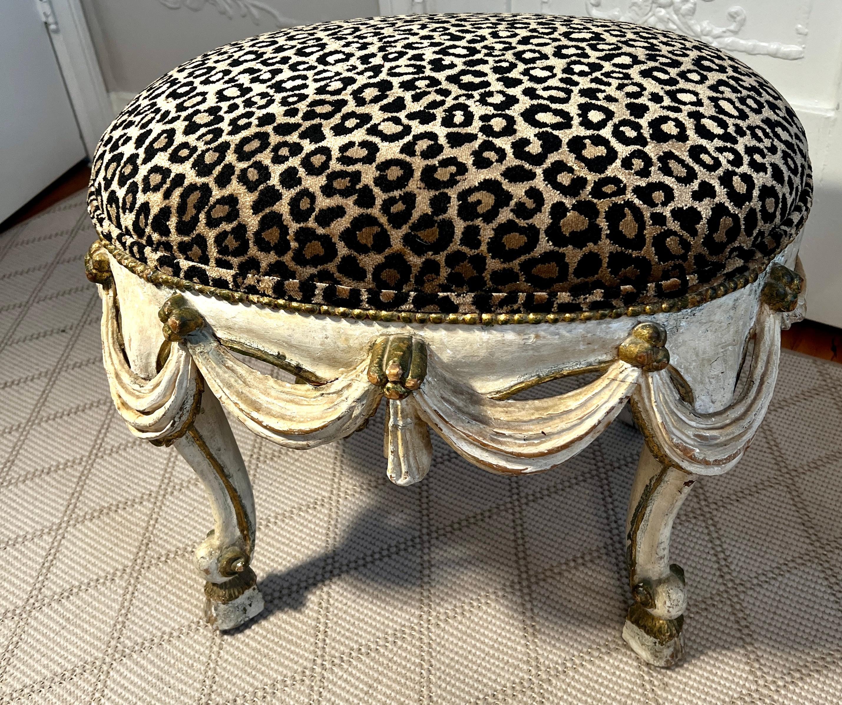 Tissu A.C.I.C. Tabouret en bois sculpté à la main en vente