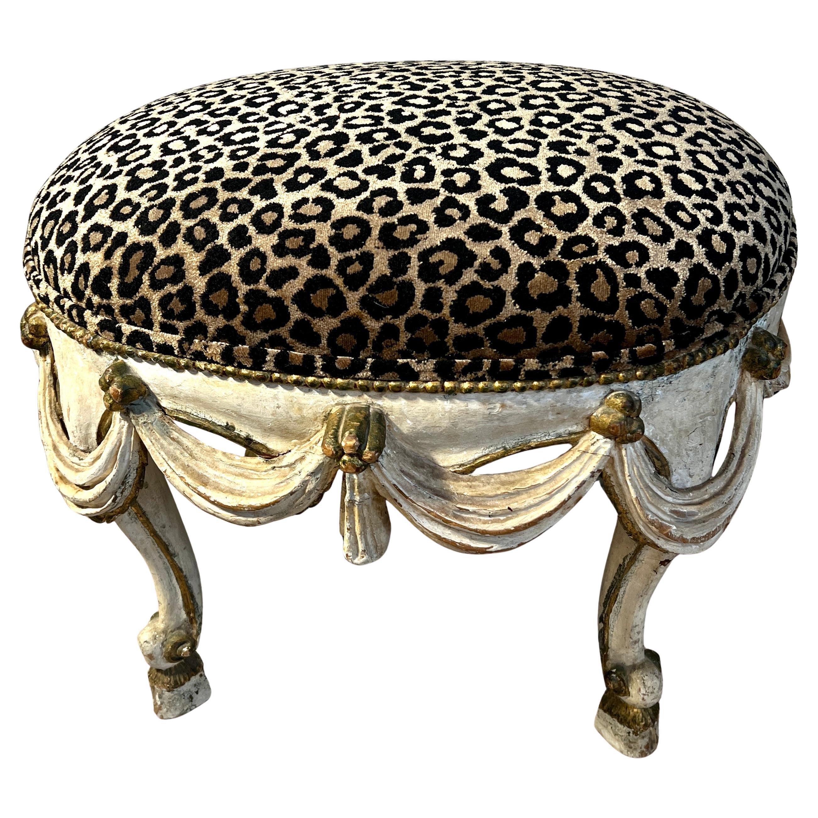 A.C.I.C. Tabouret en bois sculpté à la main