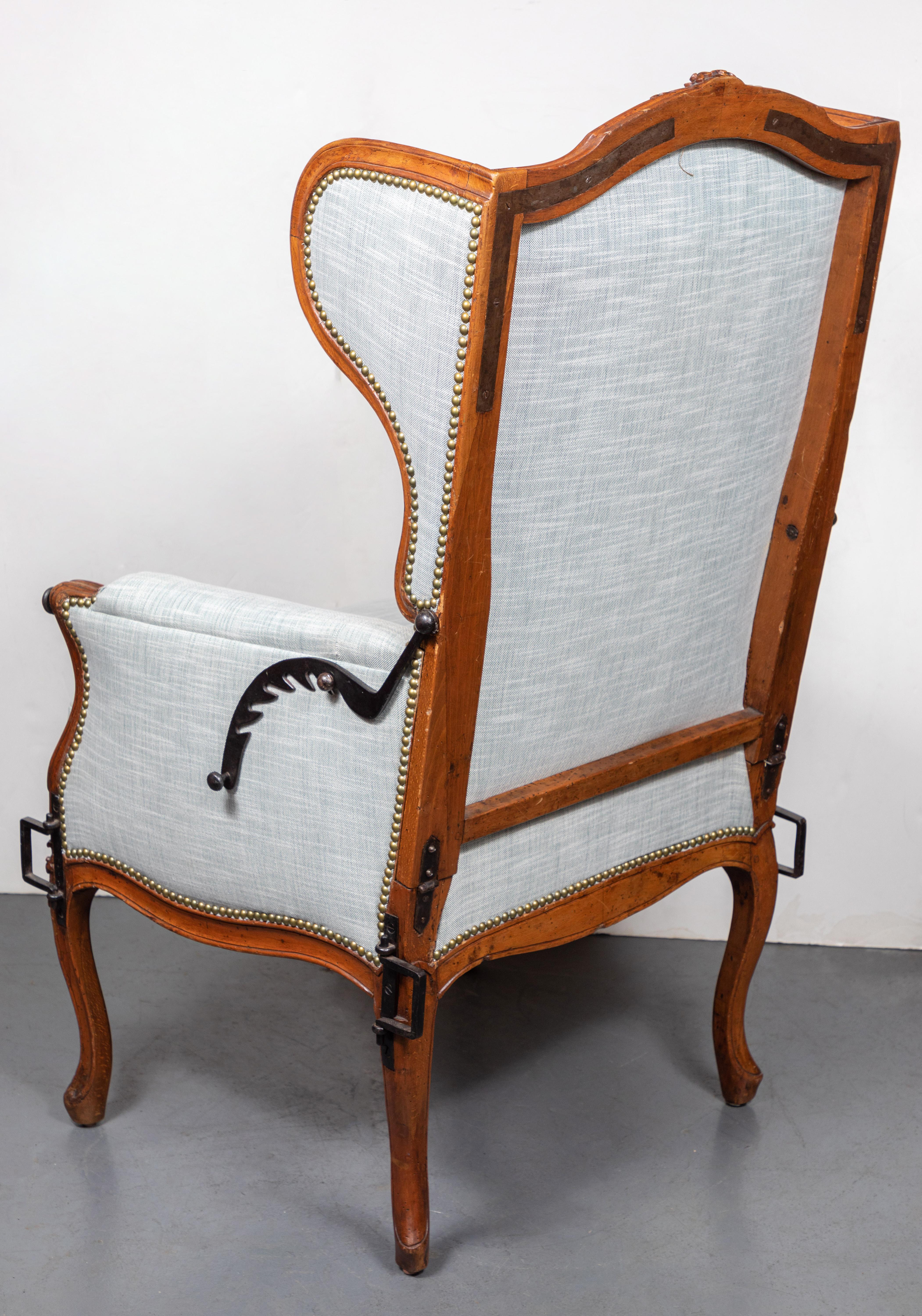 Hand-Carved 18th Century Invalide Chair in Working Condition For Sale