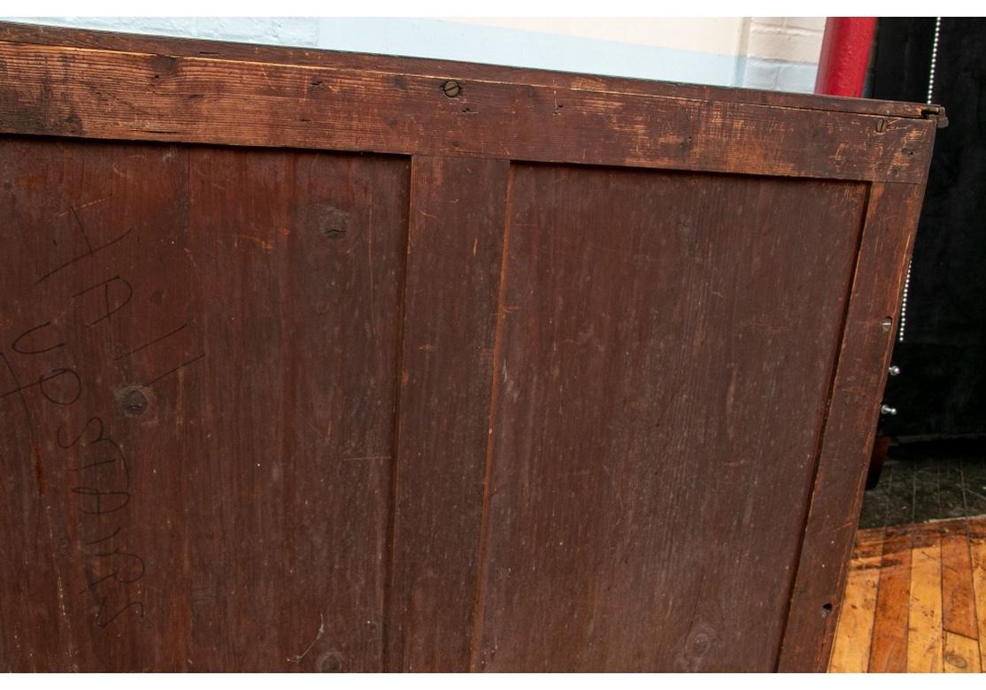 Arcón de soltero de caoba burilada Jorge III irlandés del s. XVIII para restaurar en venta 9