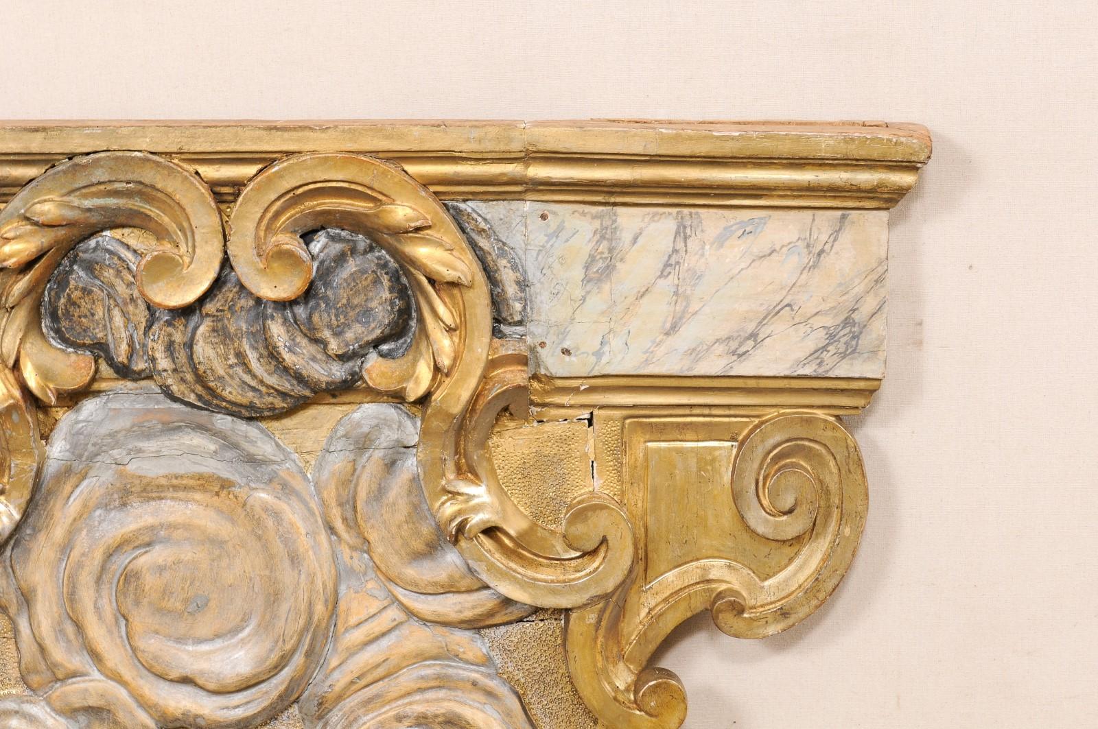 18. Jh. Italienische architektonische, geschnitzte, mit Kunstmarmor bemalte und vergoldete Holztafel (18. Jahrhundert und früher) im Angebot