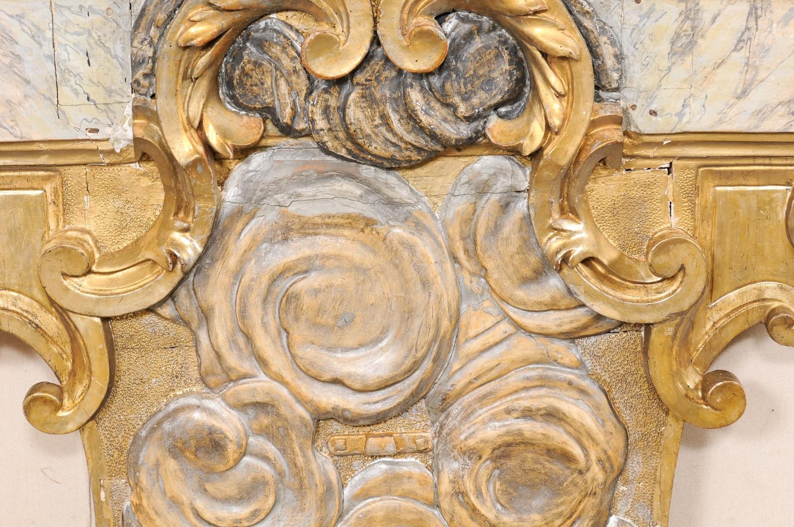 18. Jh. Italienische architektonische, geschnitzte, mit Kunstmarmor bemalte und vergoldete Holztafel im Angebot 5