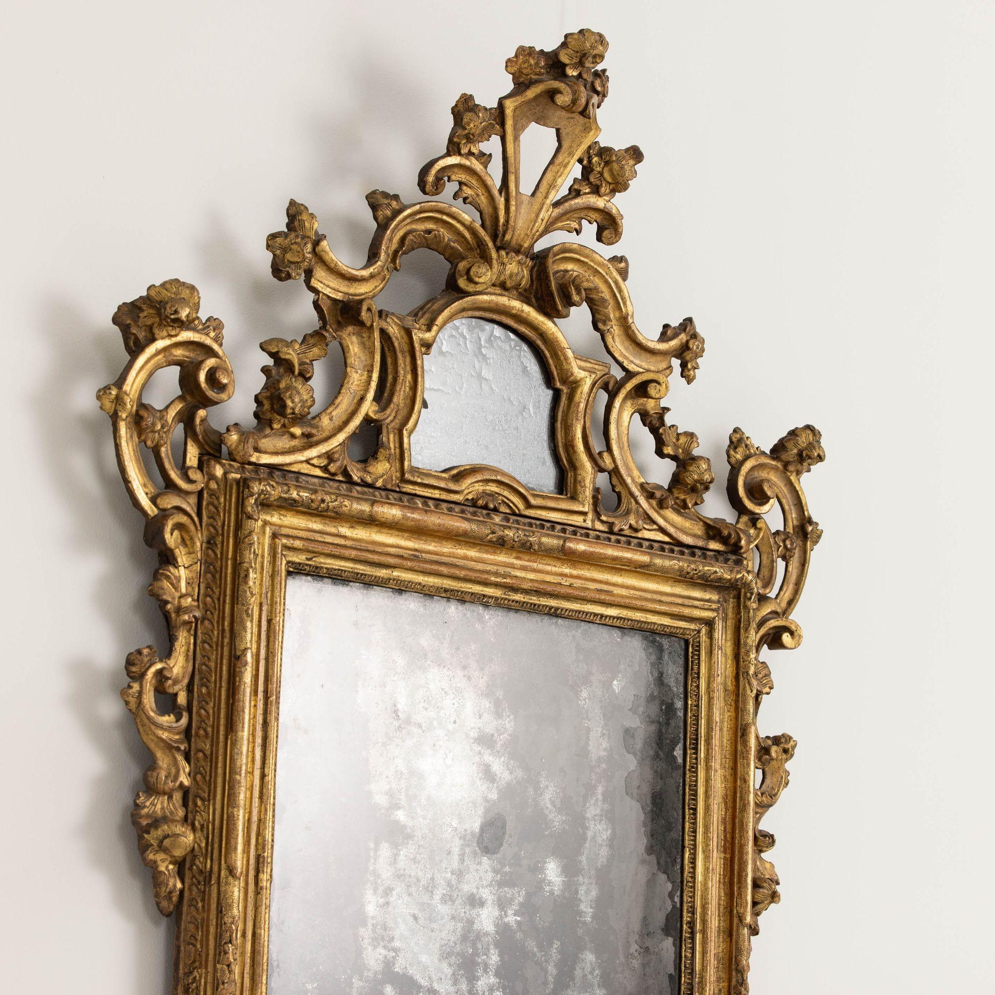 XVIIIe siècle Miroir baroque italien en bois doré d'origine avec plaques de miroir d'origine en vente 5