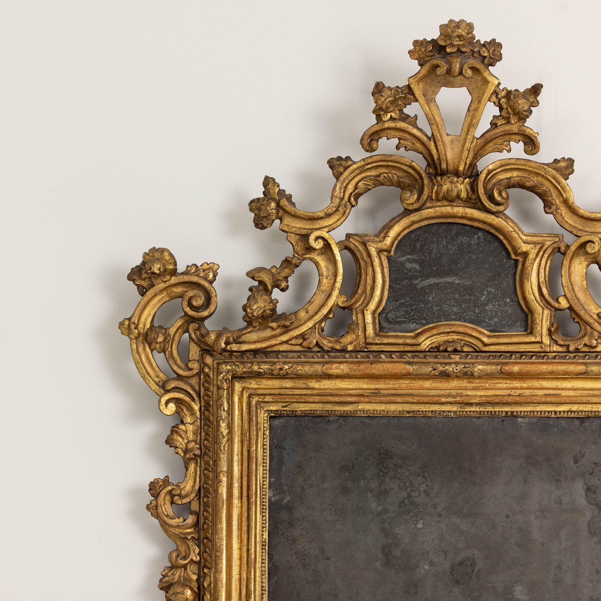 Intagliato a mano XVIII sec. Specchio barocco italiano in legno dorato originale con lastre di specchio originali in vendita