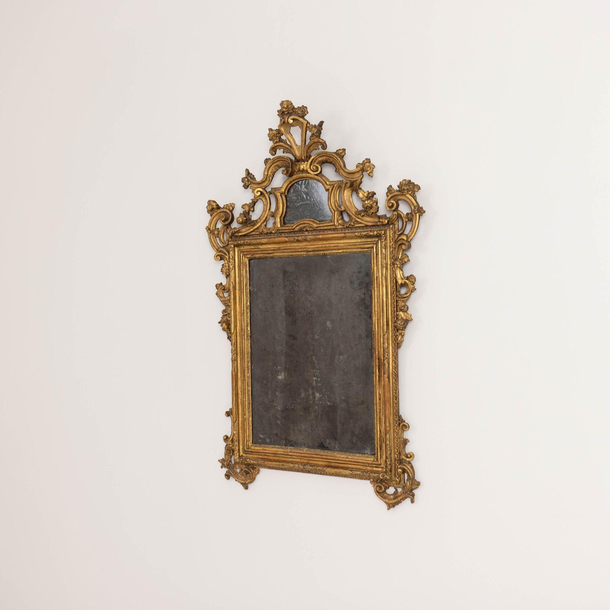 XVIII sec. Specchio barocco italiano in legno dorato originale con lastre di specchio originali in vendita 1