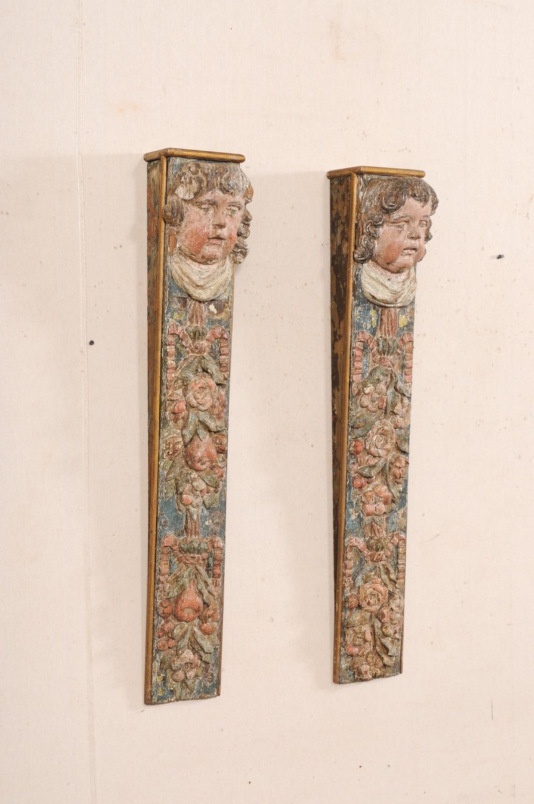 Baroque Paire de supports muraux baroques italiens du 18e siècle à motif de putto sculptés et peints en vente
