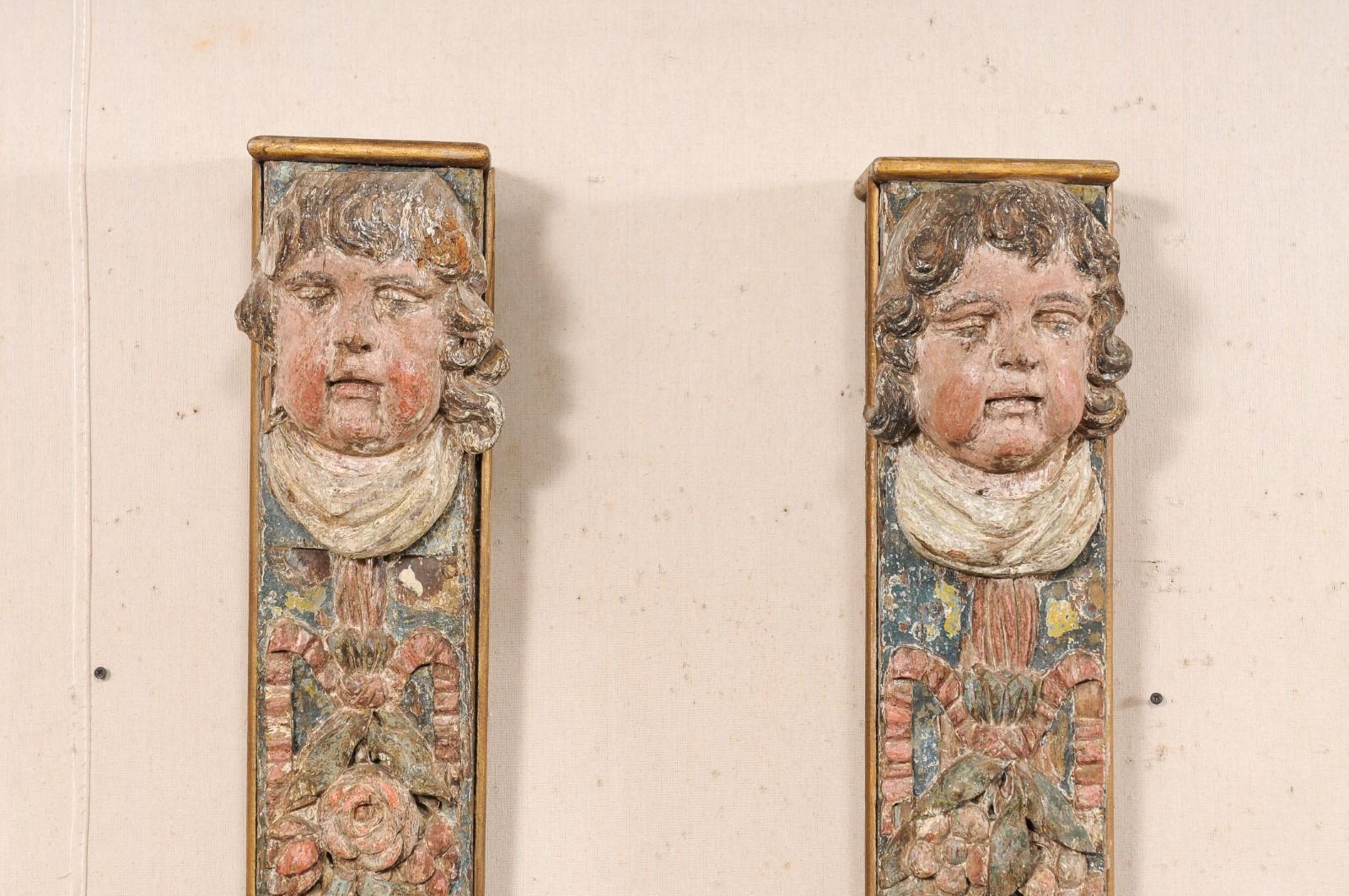 Bois Paire de supports muraux baroques italiens du 18e siècle à motif de putto sculptés et peints en vente