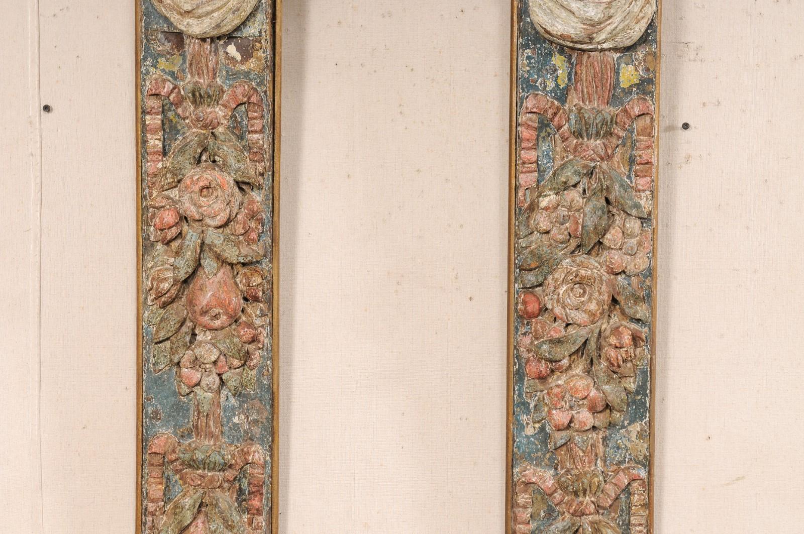 Paire de supports muraux baroques italiens du 18e siècle à motif de putto sculptés et peints en vente 1