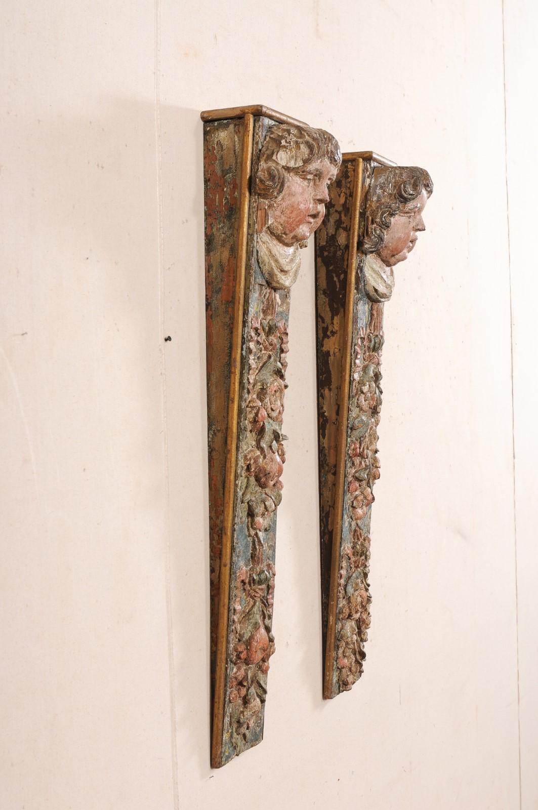 Paire de supports muraux baroques italiens du 18e siècle à motif de putto sculptés et peints en vente 3