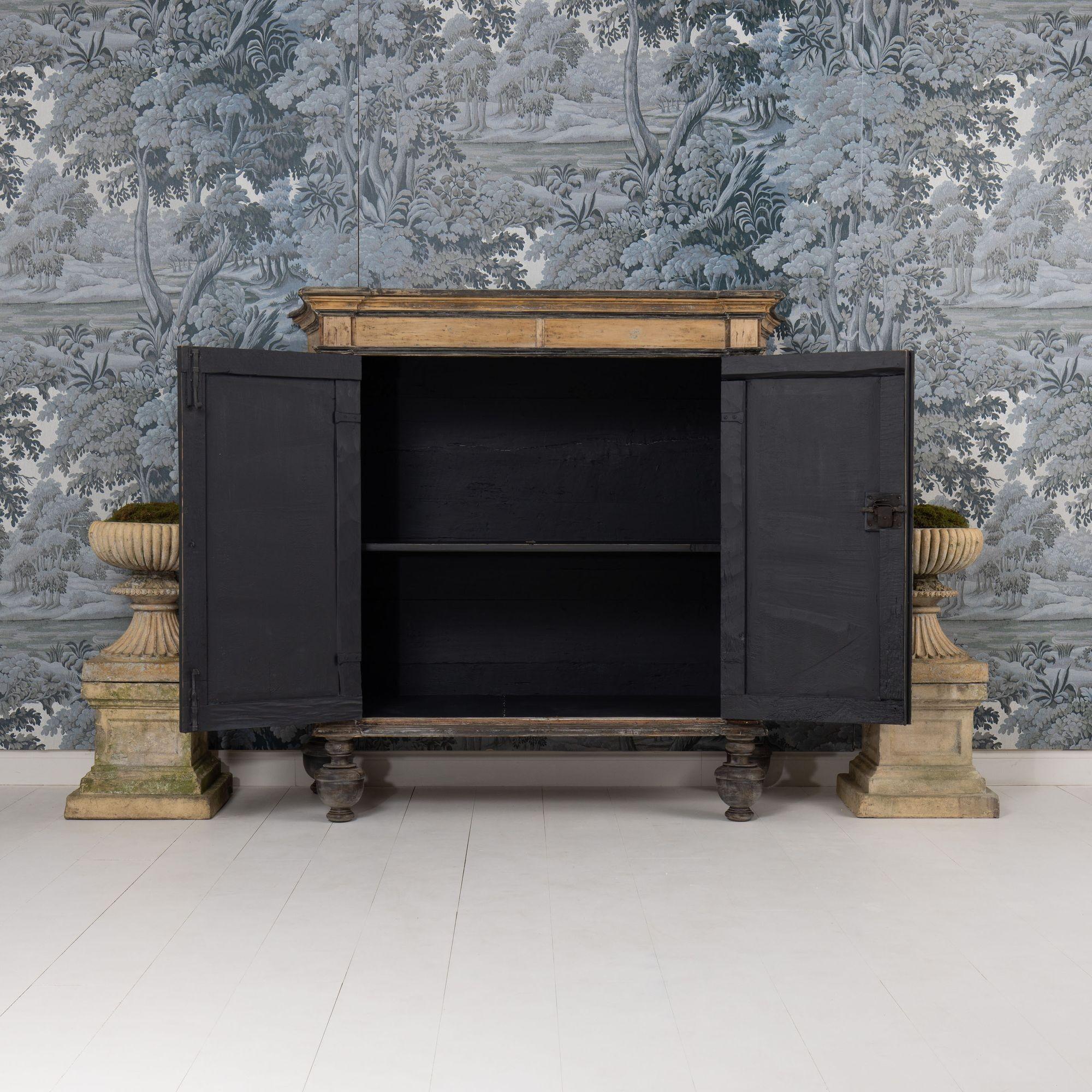 Italienischer Birken- und Ahornholzschrank im Barockstil aus dem 18. im Angebot 5