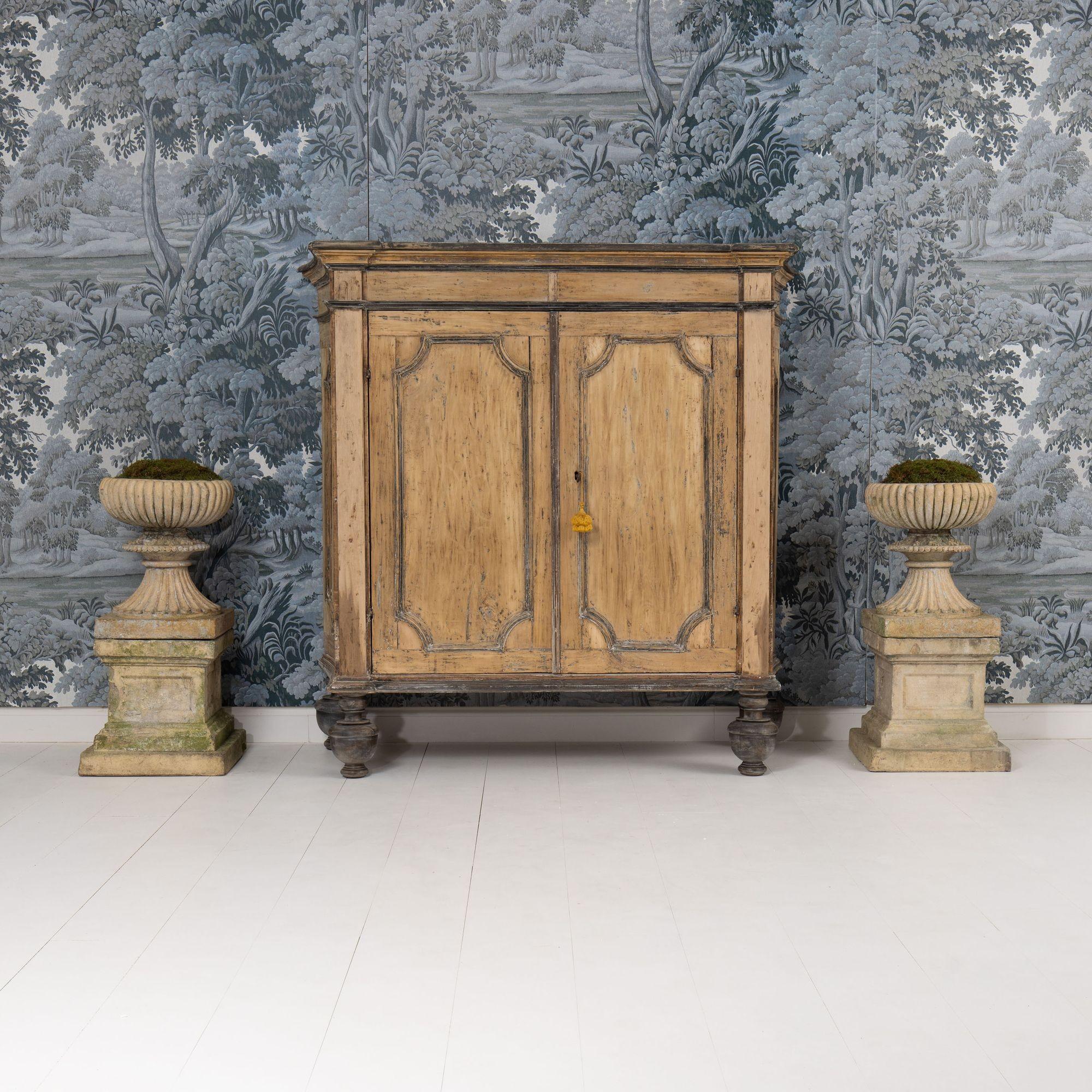Italienischer Schrank aus dem späten 18. Jahrhundert im Barockstil mit hübschen, langgestreckten Füßen. CIRCA 1780. Dieser Schrank wurde von Hand geschabt, um die natürliche Oberfläche von Birken- und Ahornholz zum Vorschein zu bringen. Im Inneren