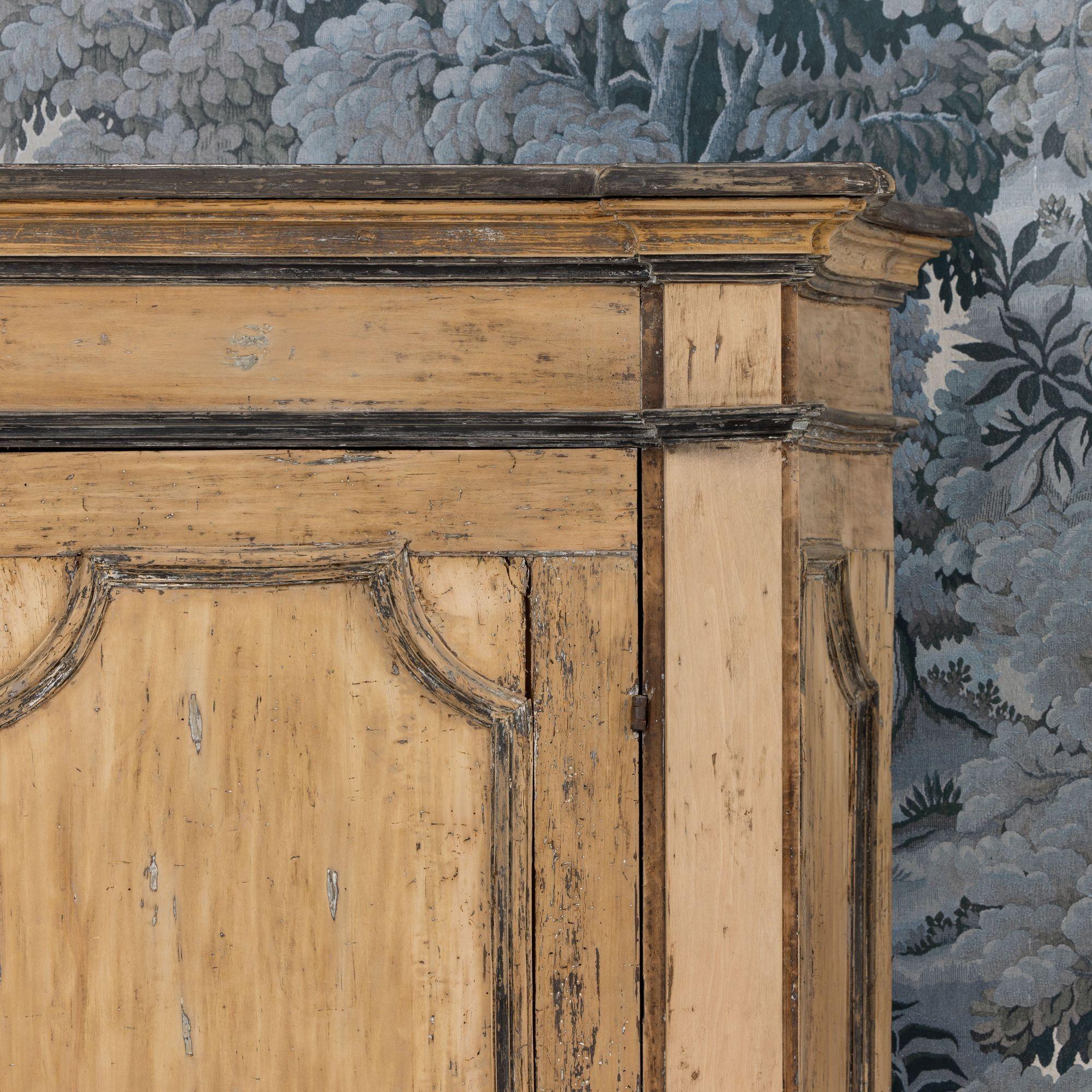 Italienischer Birken- und Ahornholzschrank im Barockstil aus dem 18. (18. Jahrhundert und früher) im Angebot
