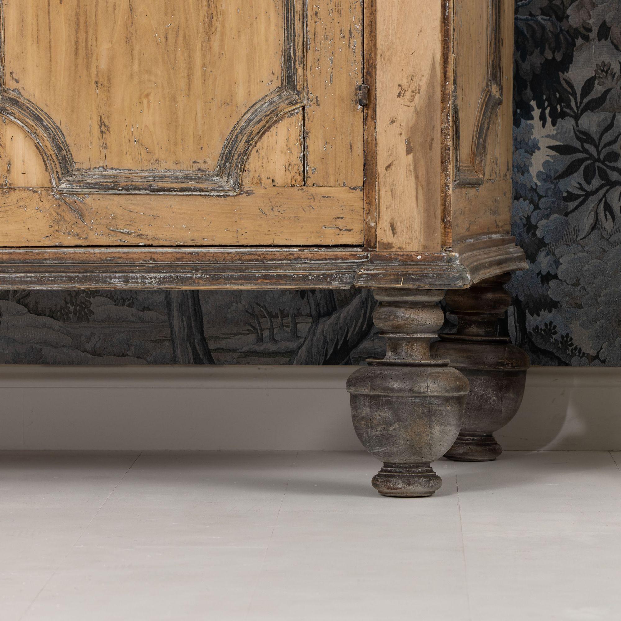 Italienischer Birken- und Ahornholzschrank im Barockstil aus dem 18. im Angebot 1