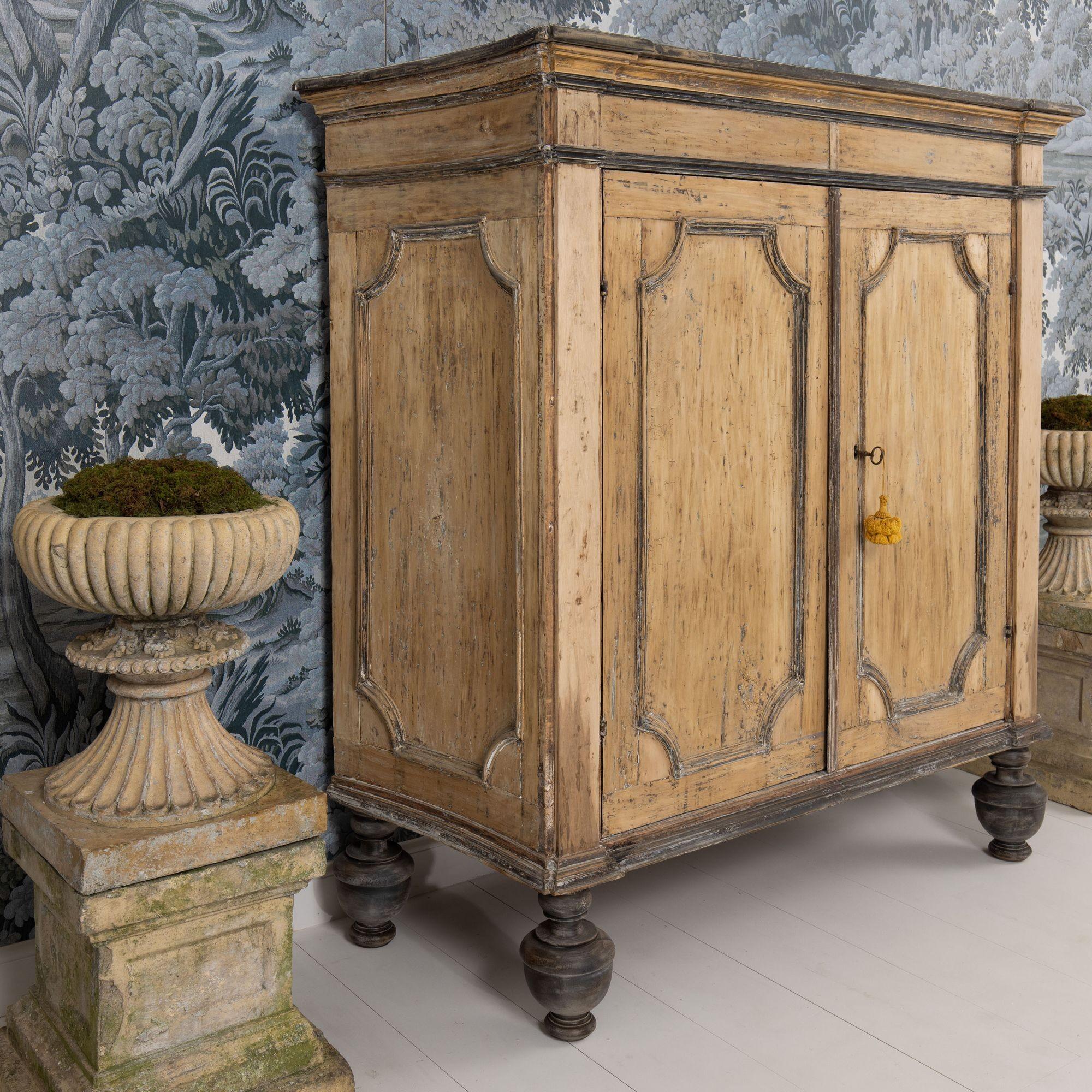 Italienischer Birken- und Ahornholzschrank im Barockstil aus dem 18. im Angebot 3
