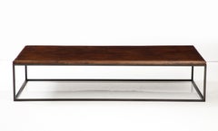 Mesa de centro italiana de nogal oscuro del s. XVIII en una sola pieza gruesa con detalle en los bordes