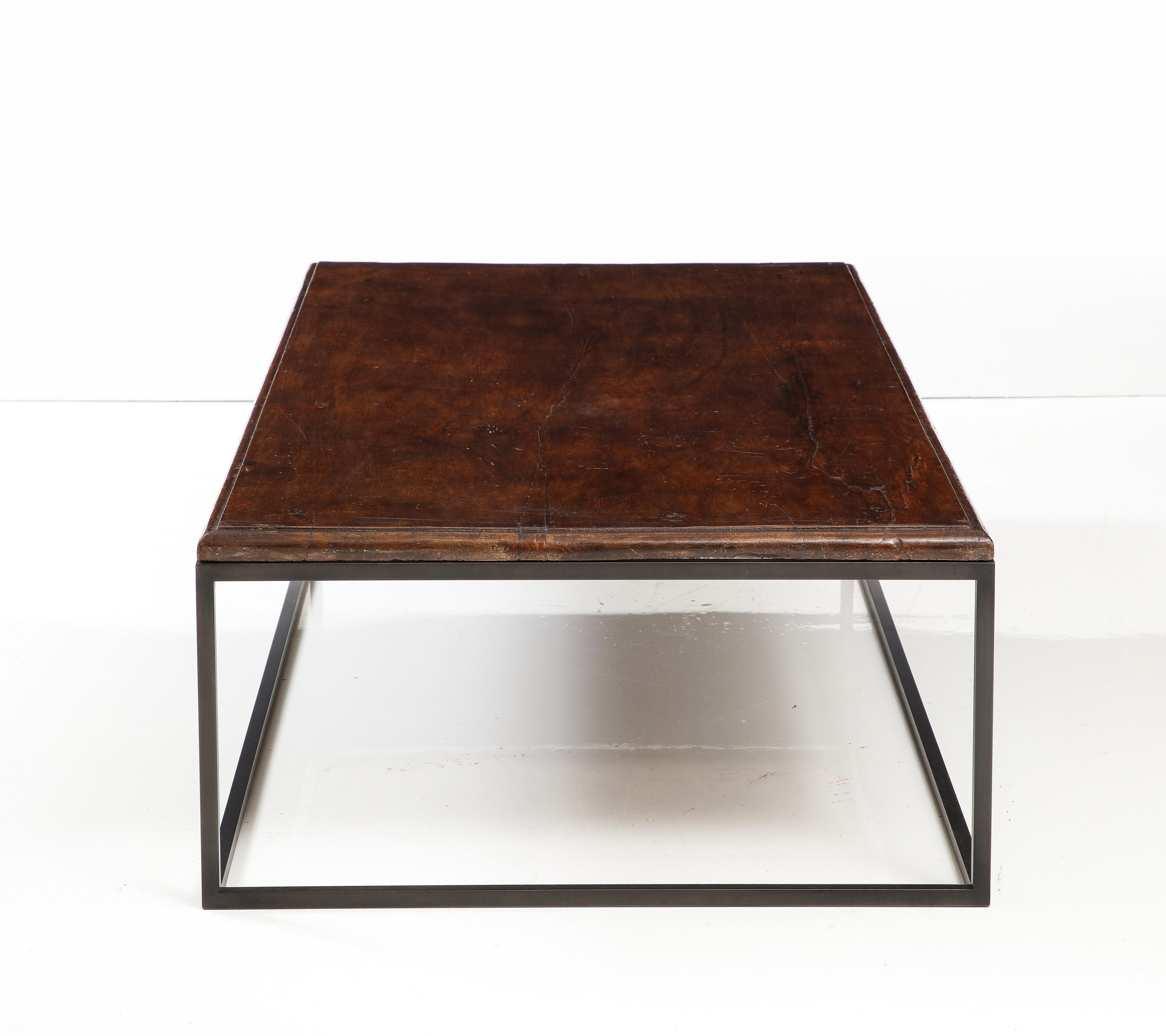 18th C. Italian Dark Walnut Coffee Table in One Thick Piece with Edge Detail In Good Condition For Sale In Brooklyn, NY