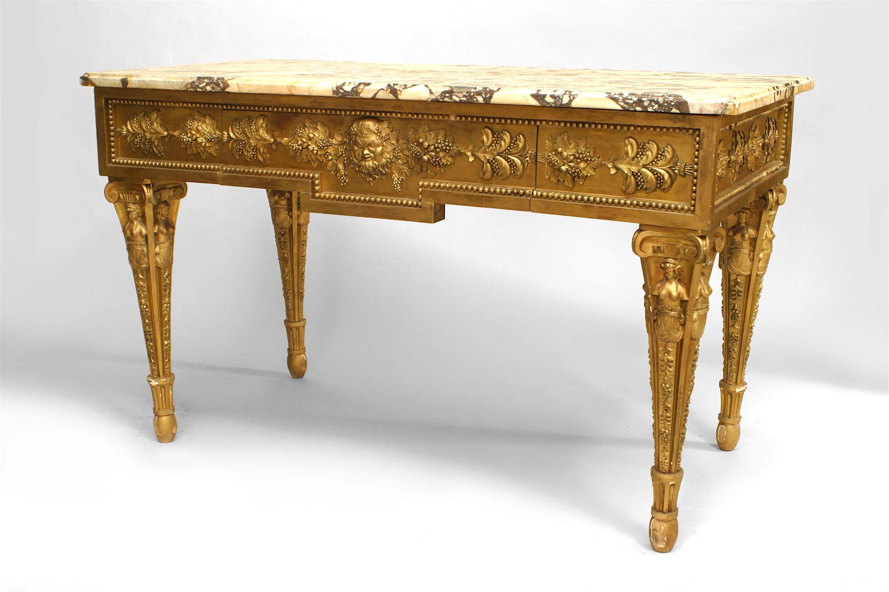 Italienischer Konsolentisch im neoklassischen Stil (18. Jh.), goldbemalt, mit appliziertem Trauben- und Fruchtmotiv auf der Schürze, einer mittleren Schublade und figuralen, sich verjüngenden Beinen mit einer weiß gemaserten Marmorplatte.
