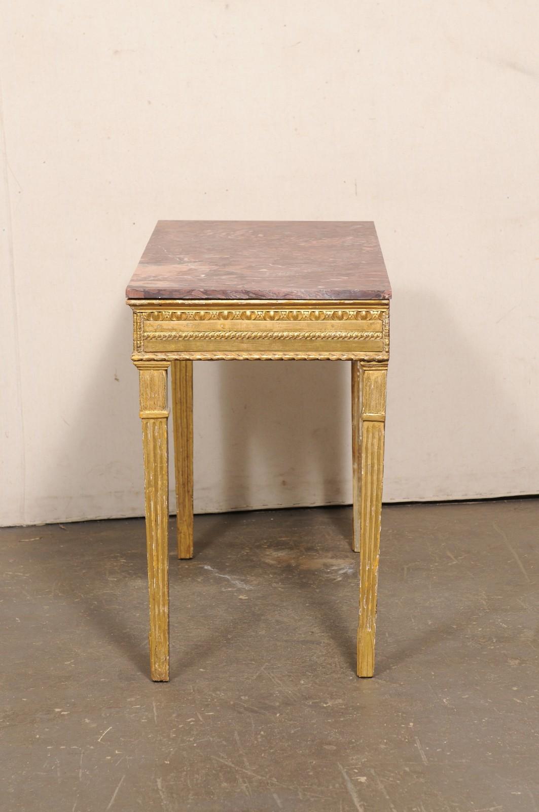Tavolo da console dorato italiano del XVIII secolo con gambe scanalate, grembiule intagliato e piano in marmo in vendita 4