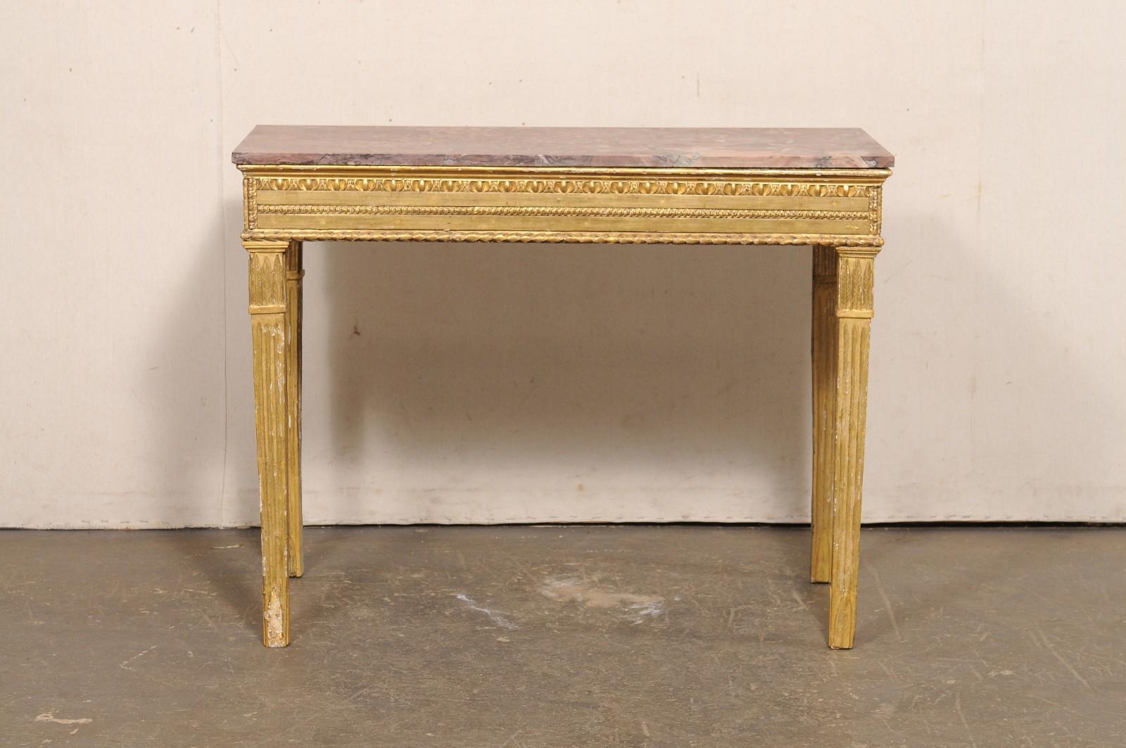 Tavolo da console dorato italiano del XVIII secolo con gambe scanalate, grembiule intagliato e piano in marmo in vendita 6
