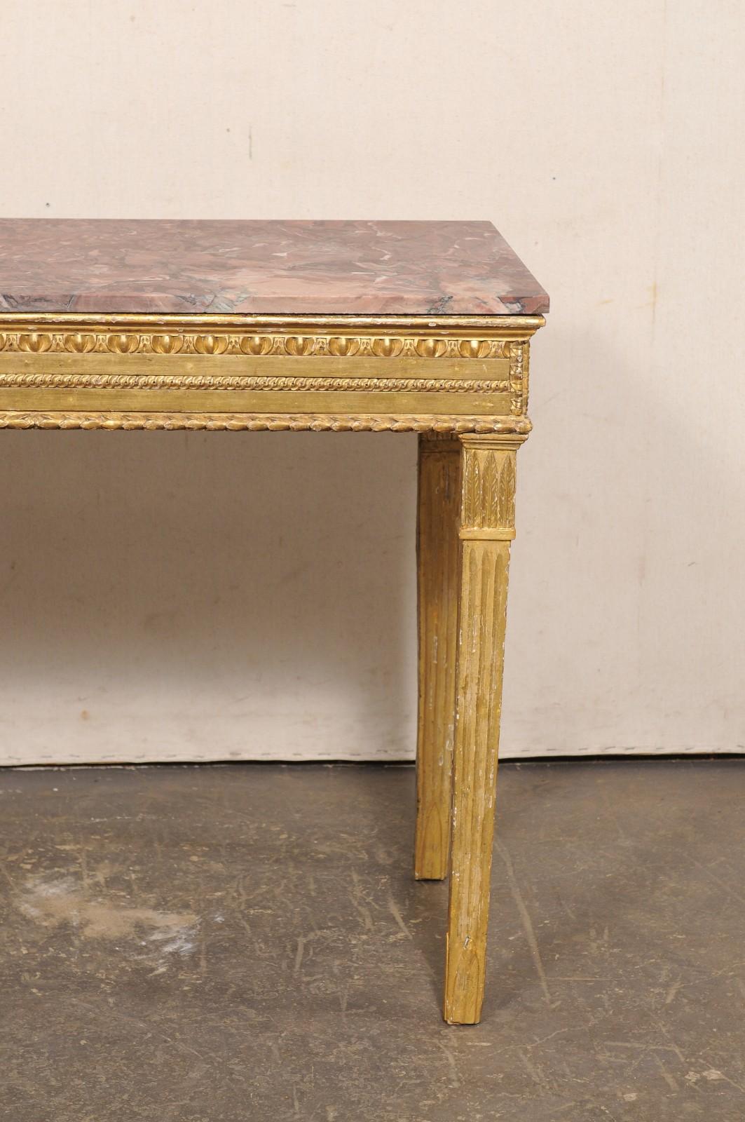Tavolo da console dorato italiano del XVIII secolo con gambe scanalate, grembiule intagliato e piano in marmo in vendita 7