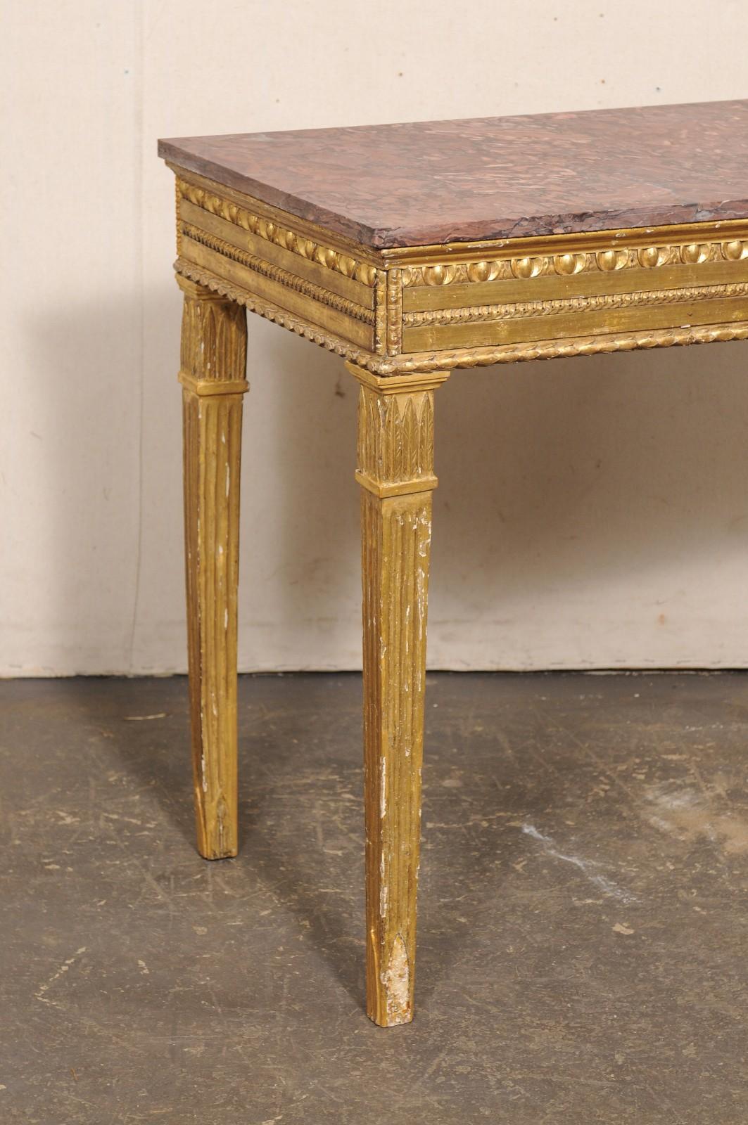 Italiano Tavolo da console dorato italiano del XVIII secolo con gambe scanalate, grembiule intagliato e piano in marmo in vendita