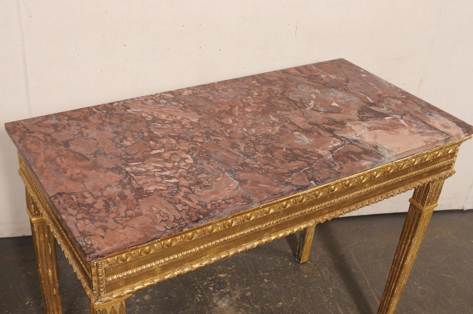 Tavolo da console dorato italiano del XVIII secolo con gambe scanalate, grembiule intagliato e piano in marmo In condizioni buone in vendita a Atlanta, GA