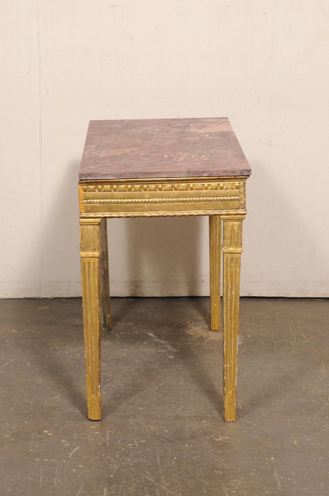 Marmo Tavolo da console dorato italiano del XVIII secolo con gambe scanalate, grembiule intagliato e piano in marmo in vendita