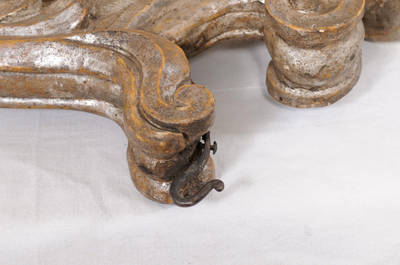 Paire d'appliques à bougeoirs italiennes du 18ème siècle en bois sculpté d'acanthe en vente 8