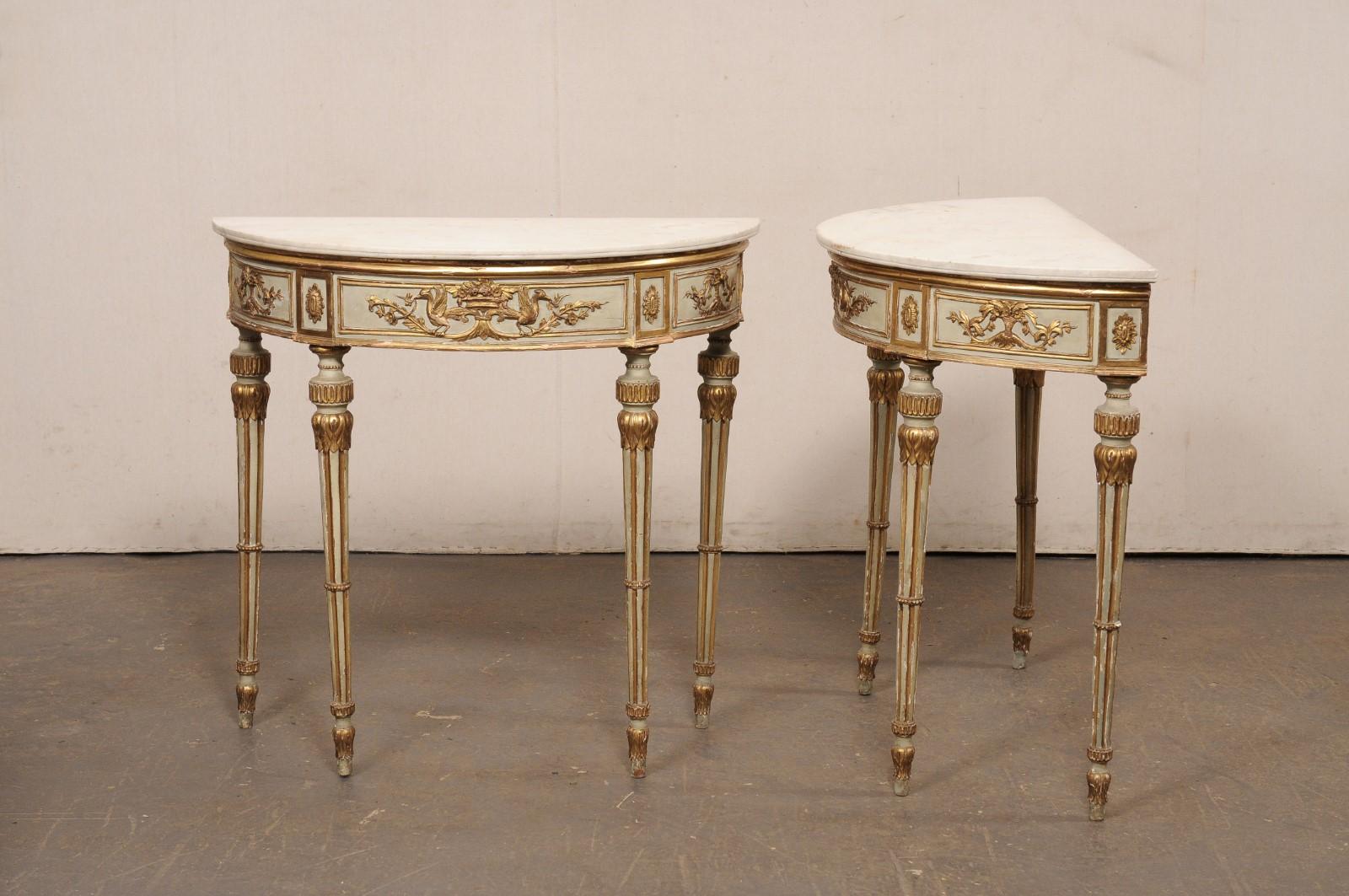 Pareja de magníficas consolas Demi-Lune italianas del s. XVIII con tapas de mármol y detalles dorados en venta 4