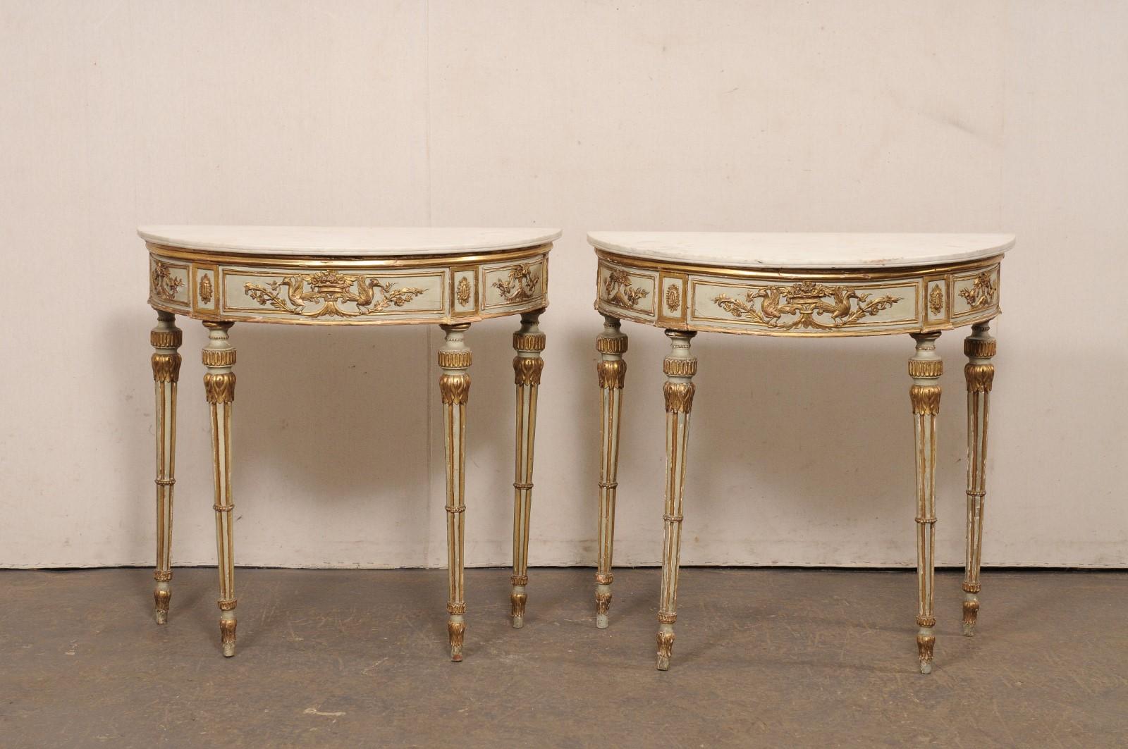 Pareja de magníficas consolas Demi-Lune italianas del s. XVIII con tapas de mármol y detalles dorados en venta 5