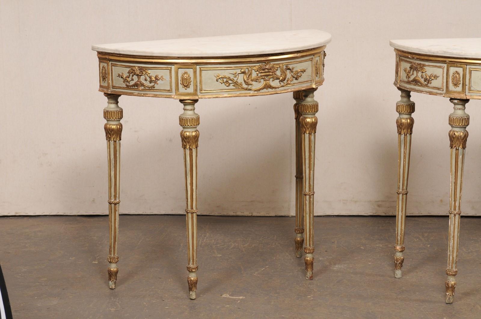 Pareja de magníficas consolas Demi-Lune italianas del s. XVIII con tapas de mármol y detalles dorados Italiano en venta