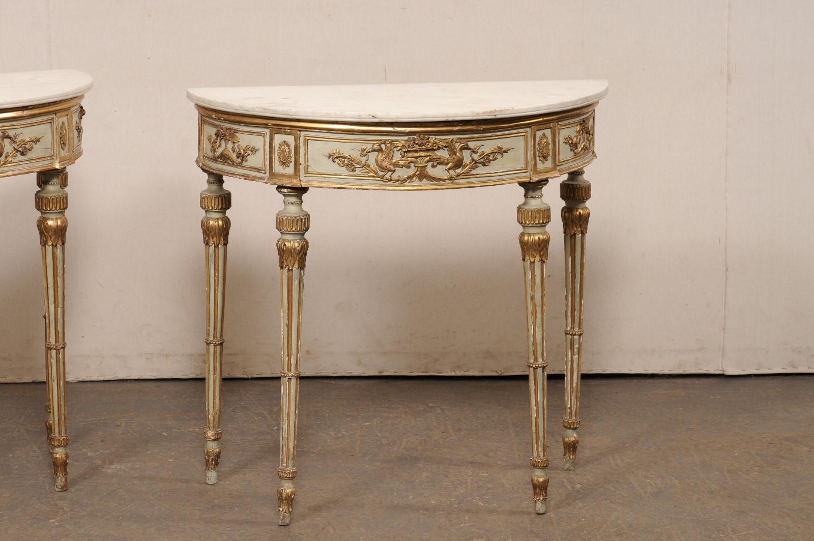 Pareja de magníficas consolas Demi-Lune italianas del s. XVIII con tapas de mármol y detalles dorados en Bueno estado para la venta en Atlanta, GA