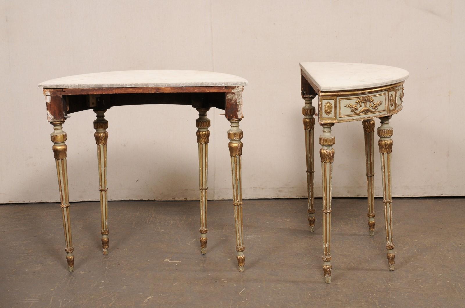 Pareja de magníficas consolas Demi-Lune italianas del s. XVIII con tapas de mármol y detalles dorados en venta 1