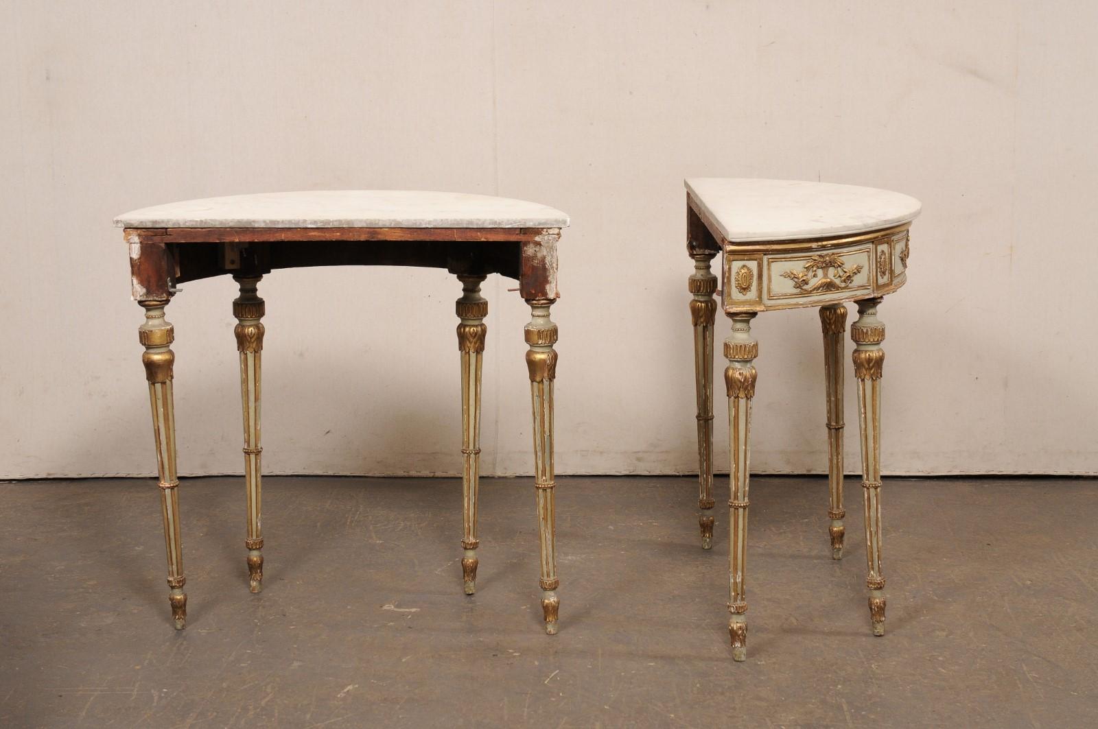 Pareja de magníficas consolas Demi-Lune italianas del s. XVIII con tapas de mármol y detalles dorados en venta 2