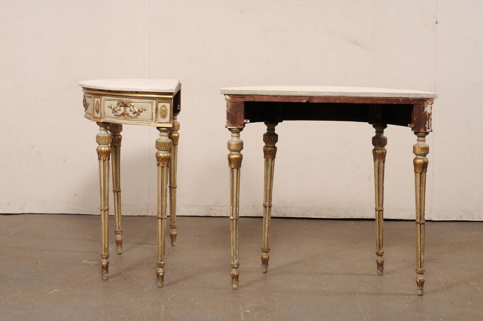 Pareja de magníficas consolas Demi-Lune italianas del s. XVIII con tapas de mármol y detalles dorados en venta 3