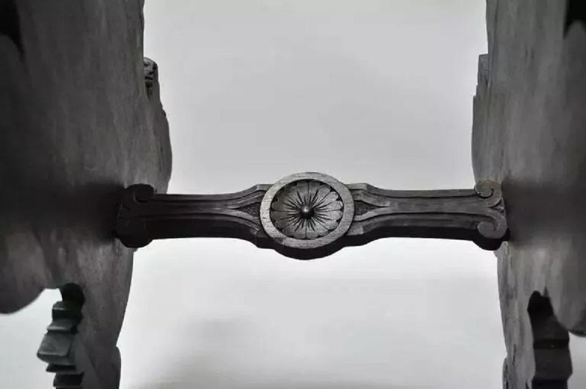 A.I.C. del XVIII secolo, sedie da sala in legno di noce intagliato a forma di leone - una coppia in vendita 3