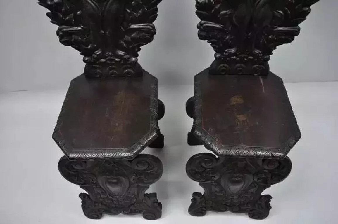 A.I.C. del XVIII secolo, sedie da sala in legno di noce intagliato a forma di leone - una coppia in vendita 4