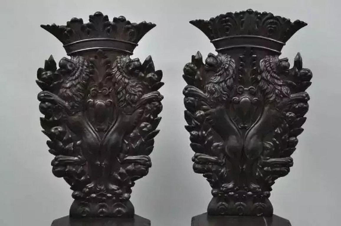 Rinascimento A.I.C. del XVIII secolo, sedie da sala in legno di noce intagliato a forma di leone - una coppia in vendita