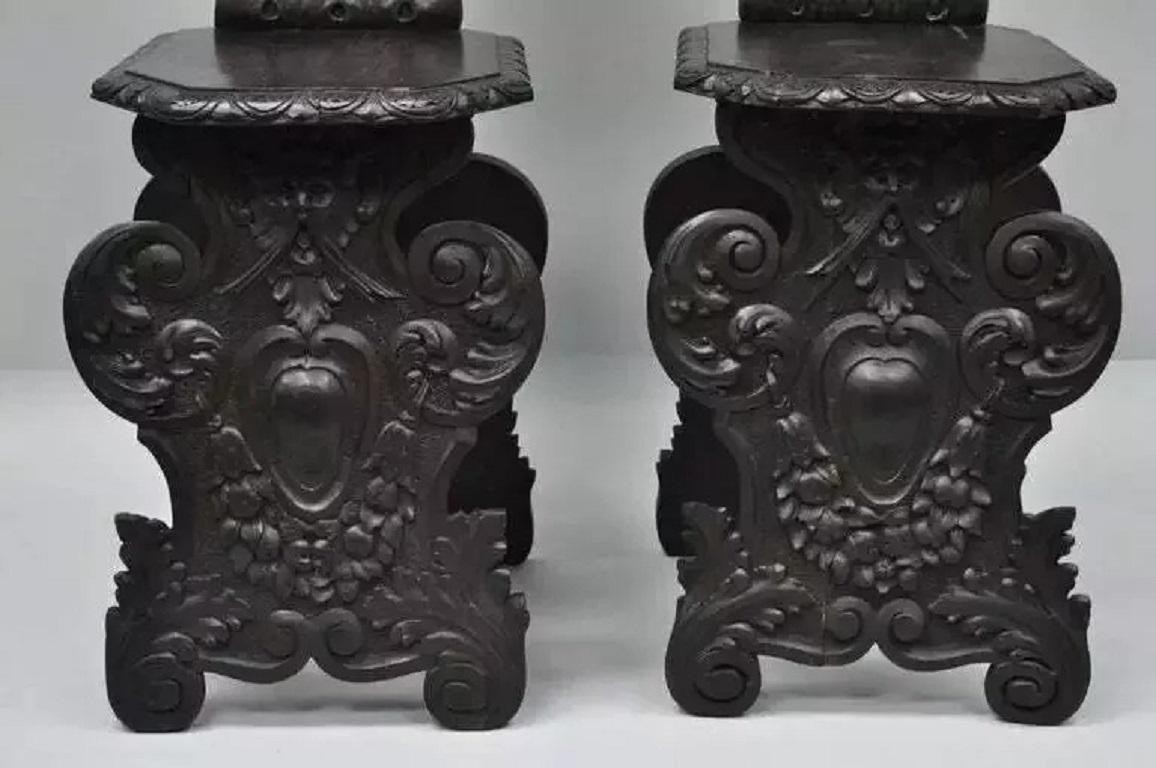 Sconosciuto A.I.C. del XVIII secolo, sedie da sala in legno di noce intagliato a forma di leone - una coppia in vendita