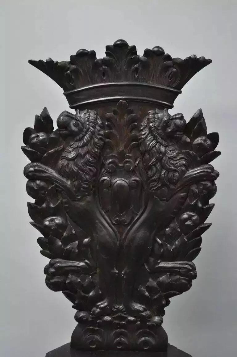 A.I.C. del XVIII secolo, sedie da sala in legno di noce intagliato a forma di leone - una coppia In condizioni buone in vendita a Philadelphia, PA