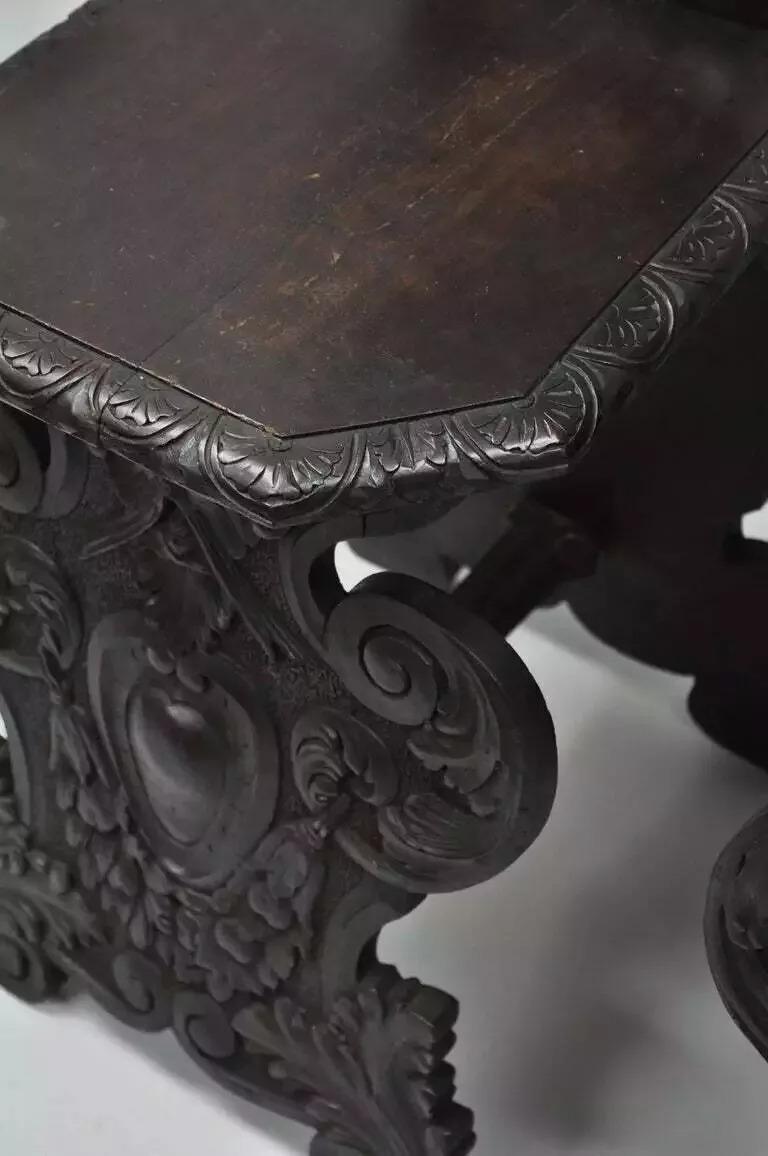 Fino al XVIII secolo A.I.C. del XVIII secolo, sedie da sala in legno di noce intagliato a forma di leone - una coppia in vendita